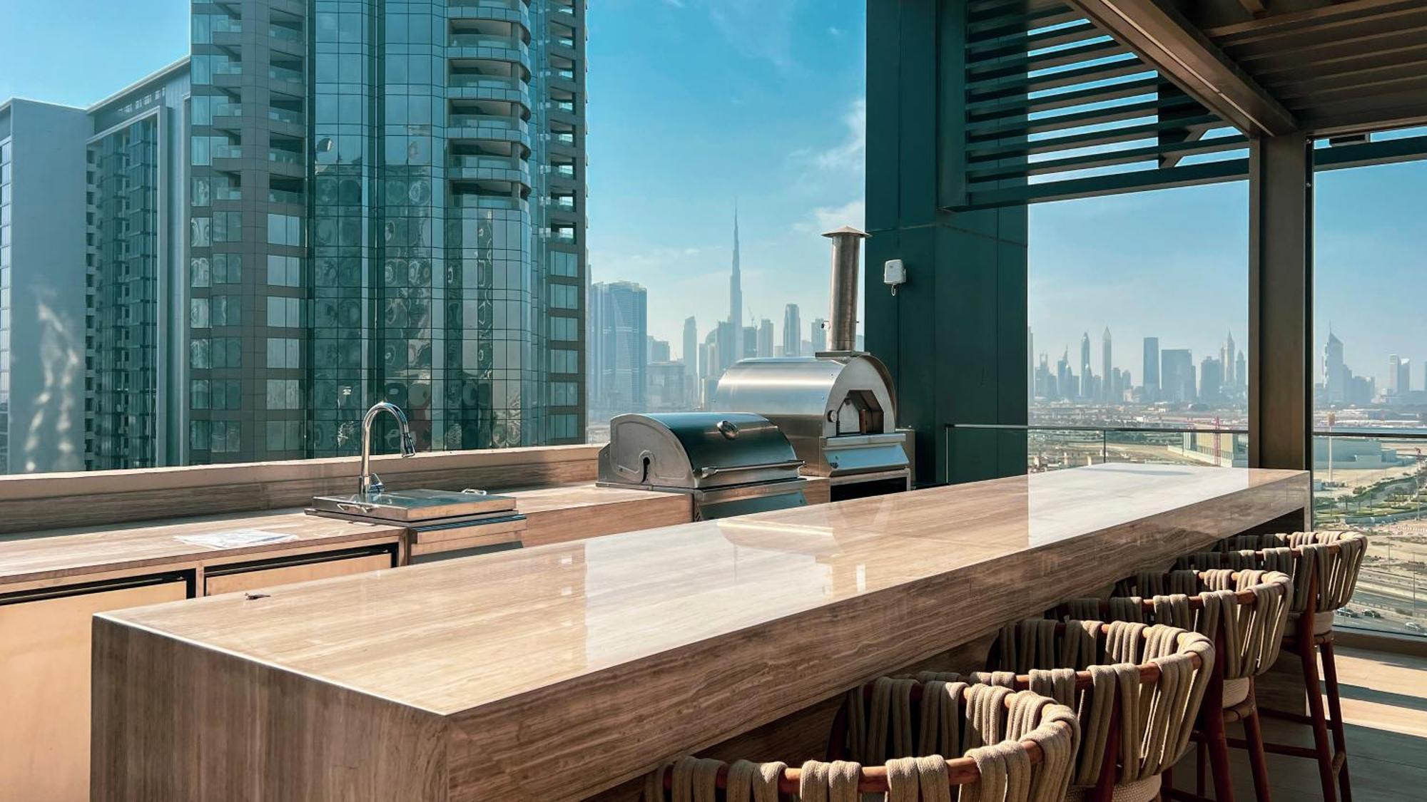 Apartment High-end 1br-panoramic Views, Pool With Burj Khalifa View, Padel & Rooftop Bbq Experience *