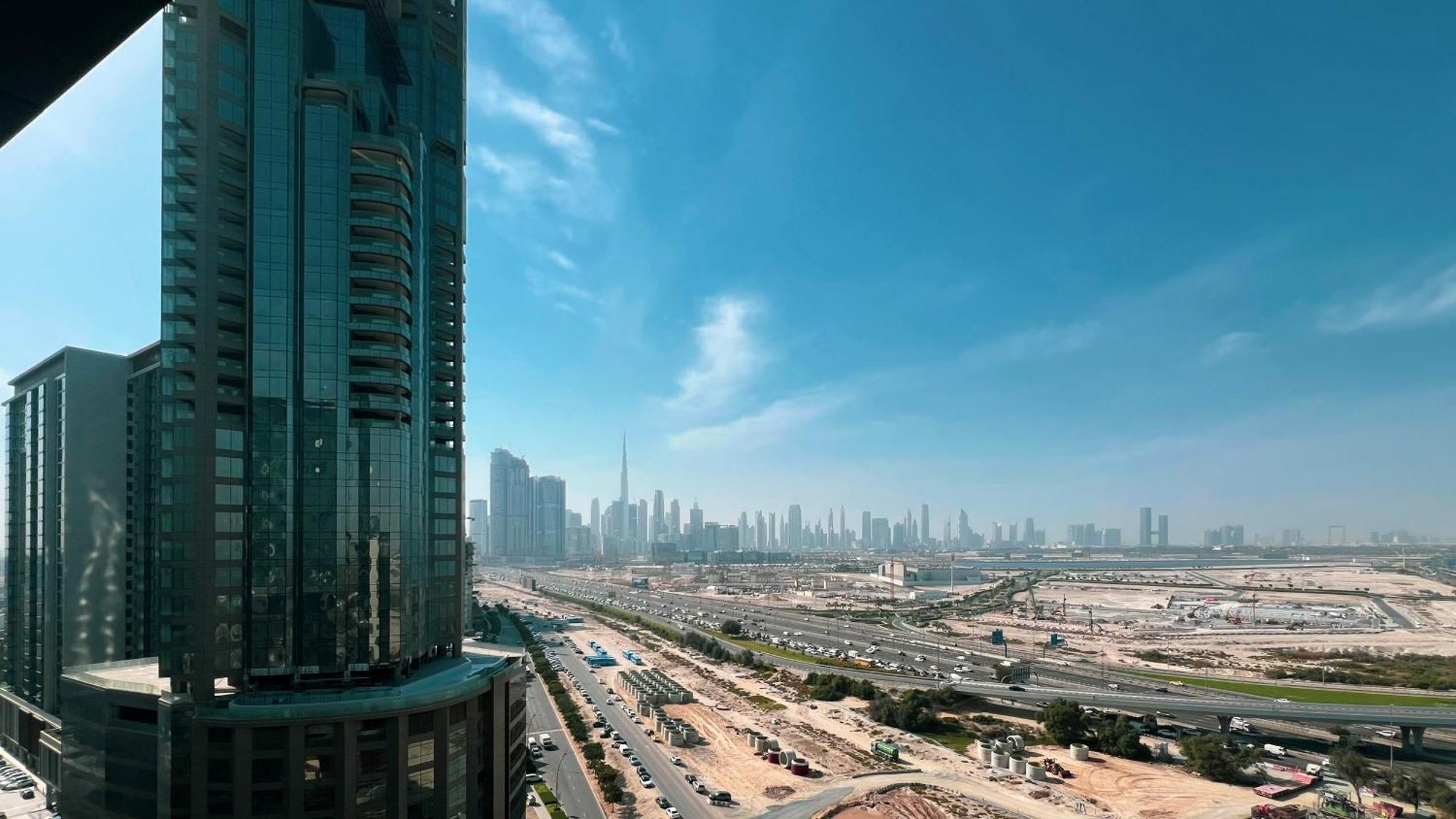 High-end 1br-panoramic Views, Pool With Burj Khalifa View, Padel & Rooftop Bbq Experience *