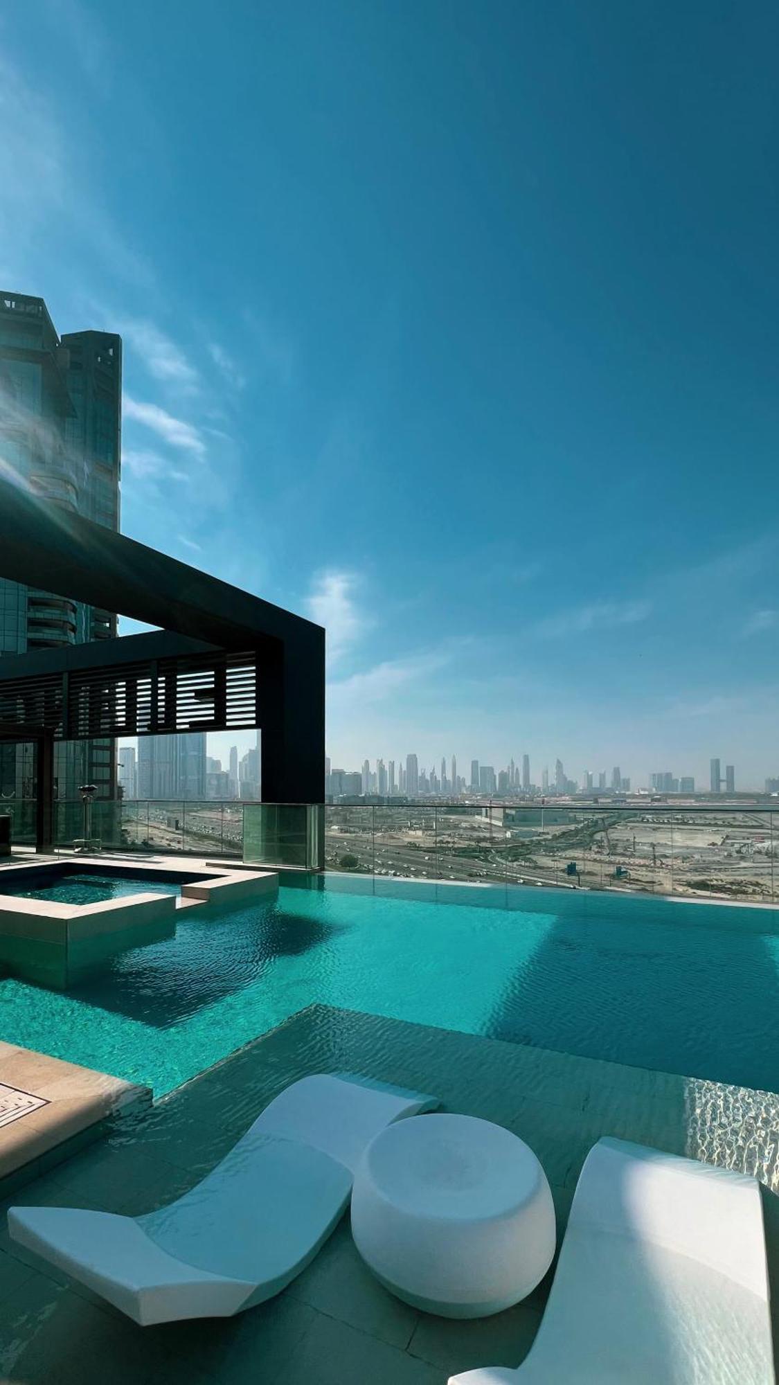 Apartment High-end 1br-panoramic Views, Pool With Burj Khalifa View, Padel & Rooftop Bbq Experience