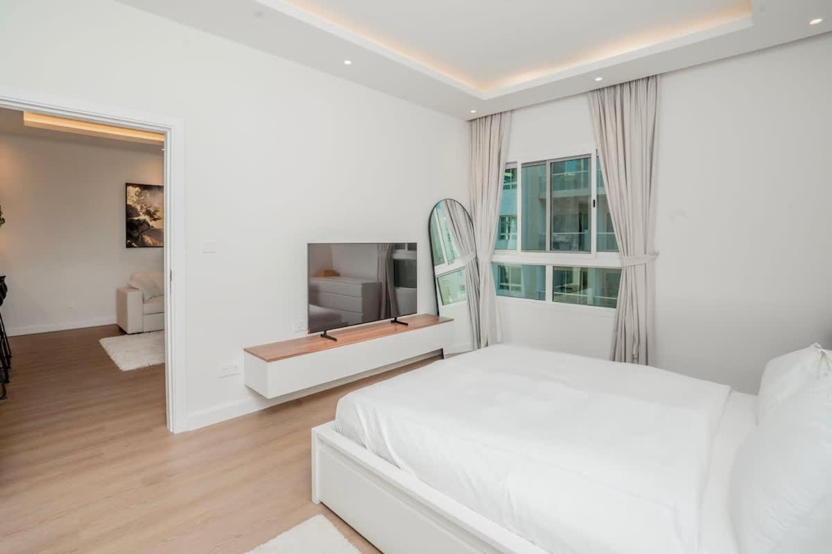 Modern 1 Bed - Great Location * Dubai