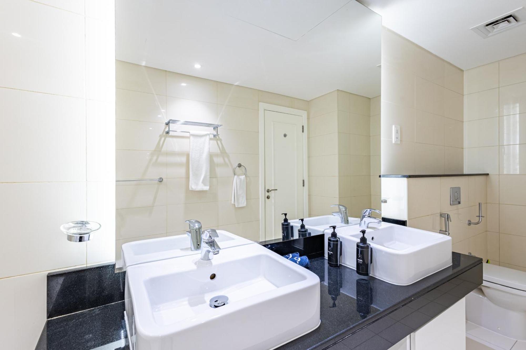 Spacious 1br - Balcony & Pool View - Capital Bay *