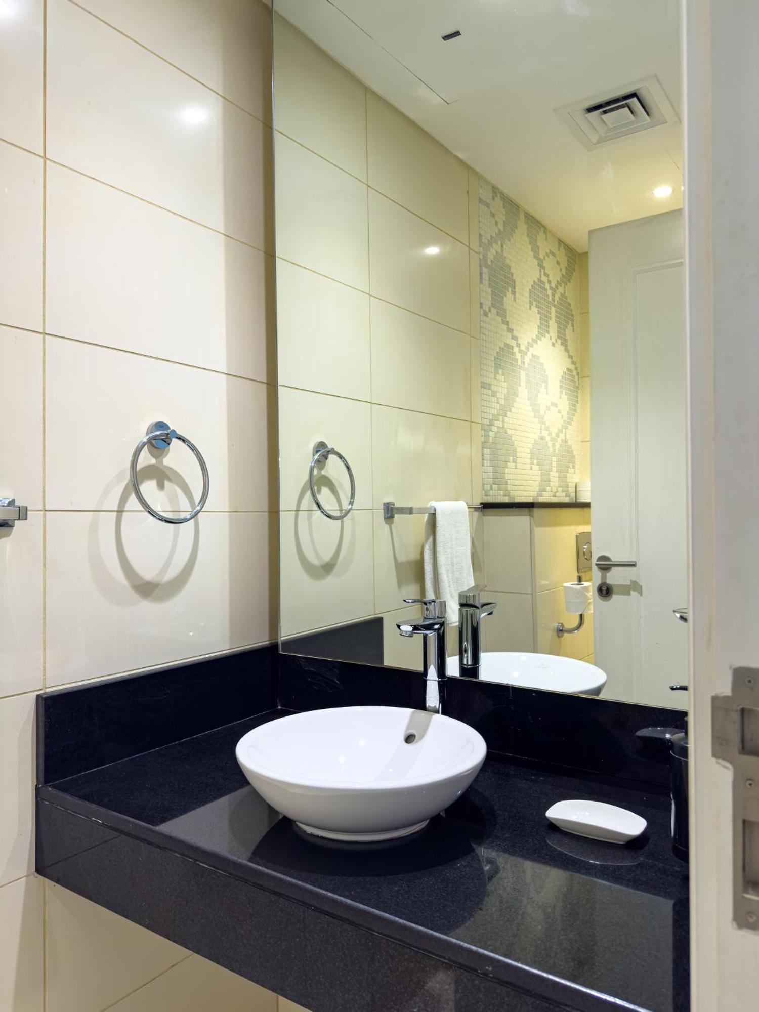 Spacious 1br - Balcony & Pool View - Capital Bay * Dubai