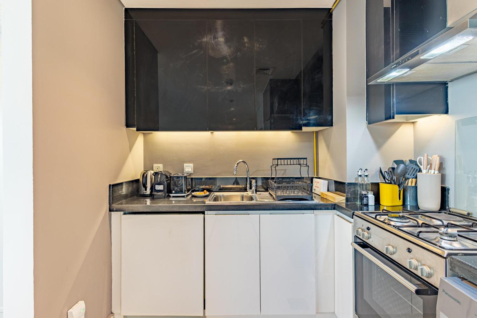 Spacious 1br - Balcony & Pool View - Capital Bay