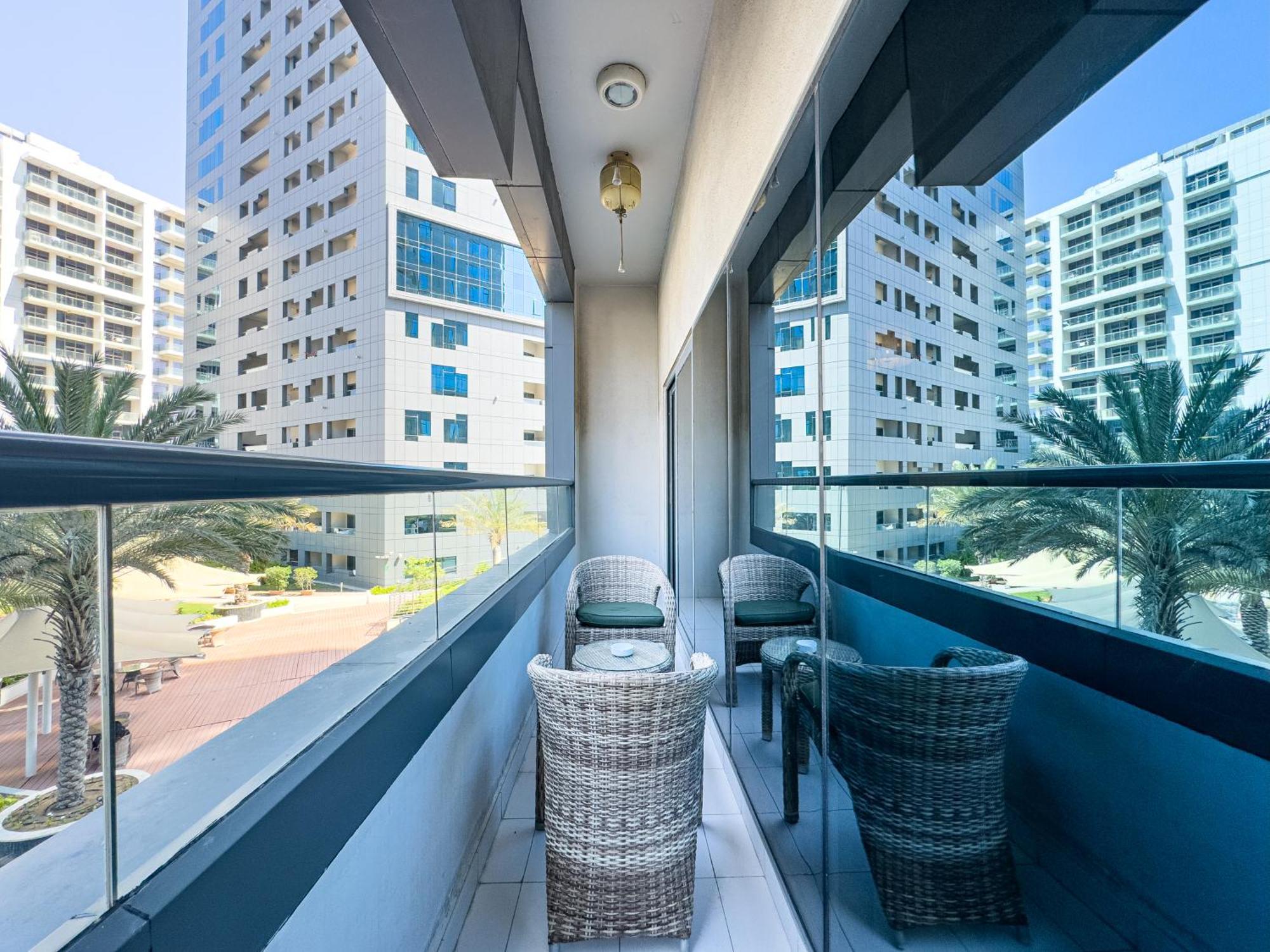 Apartment Spacious 1br - Balcony & Pool View - Capital Bay