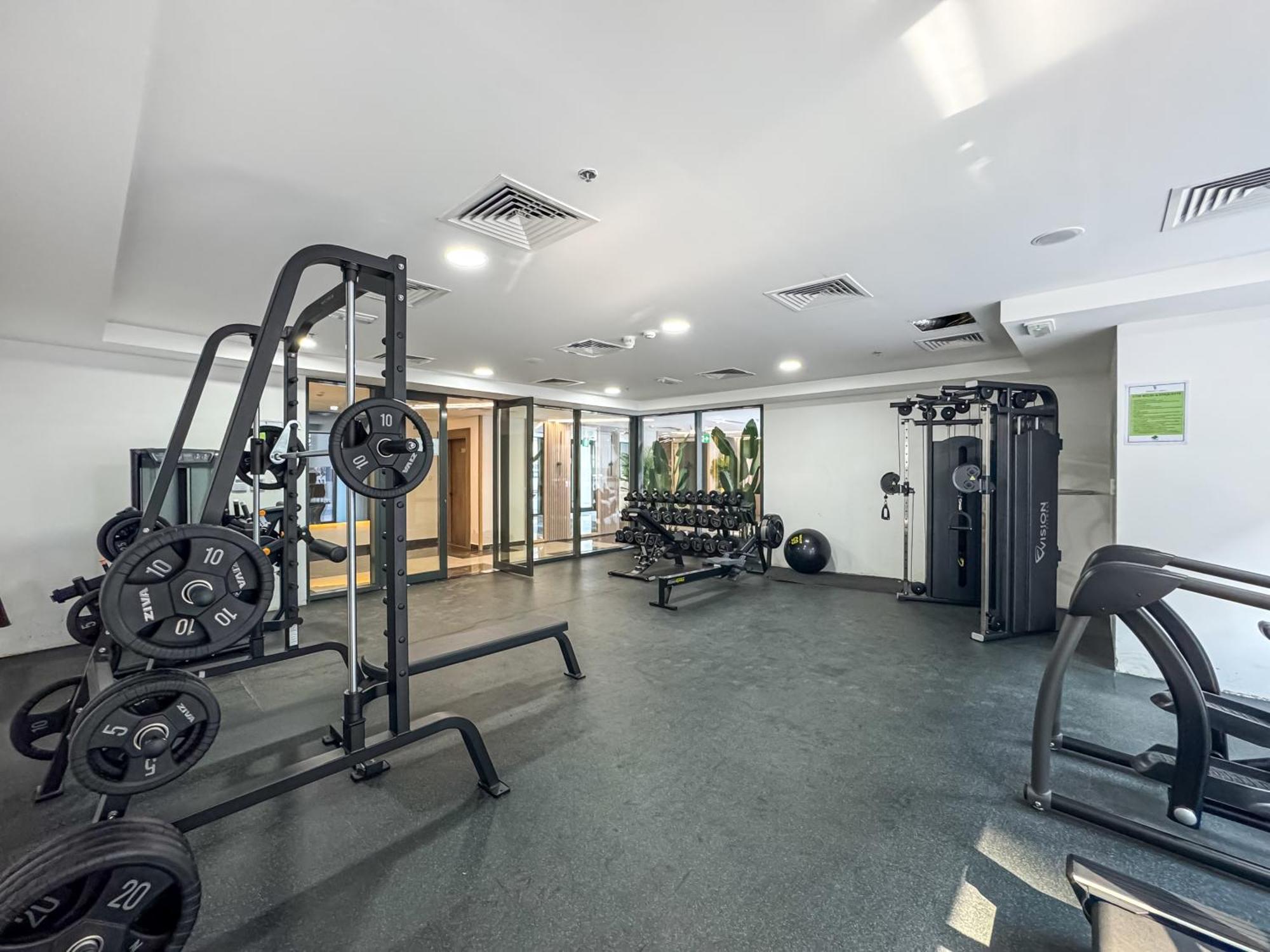 Apartment Vibrant With Gym Access *