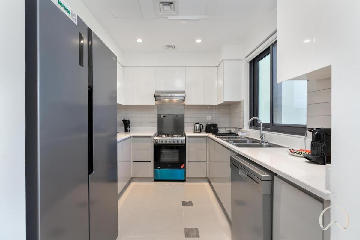 4br In Hills Estate Holiday home Dubai