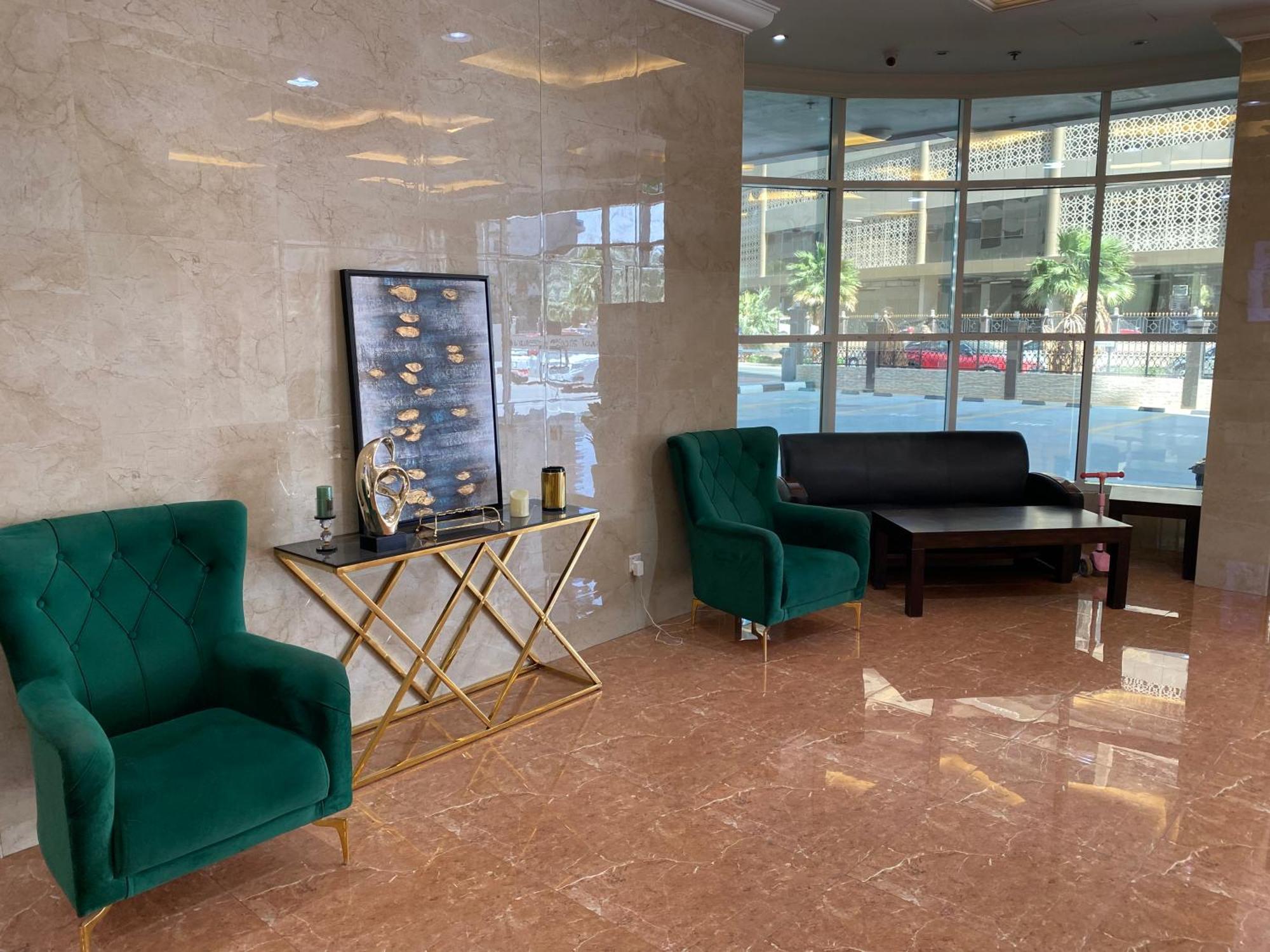 Phineek Exquisite Luxury Uniestate Sports Apartment