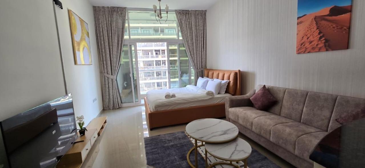 Phineek Exquisite Luxury Uniestate Sports Apartment