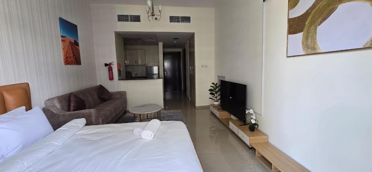 Phineek Exquisite Luxury Uniestate Sports Apartment Dubai