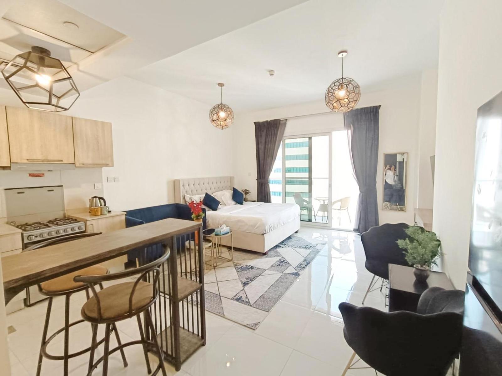 Sleek & Modern In Business Bay * Dubai
