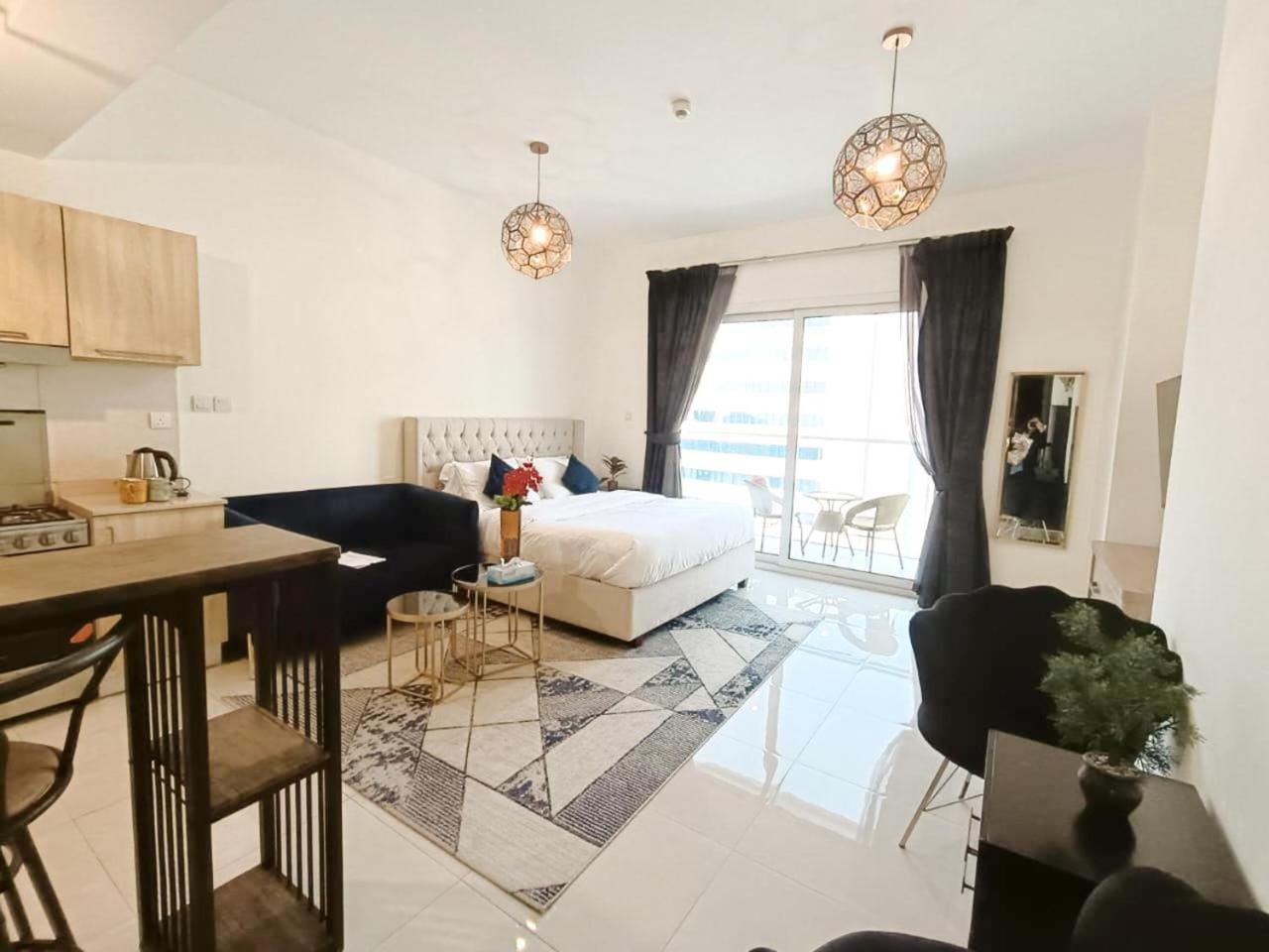 Sleek & Modern In Business Bay Apartment Dubai