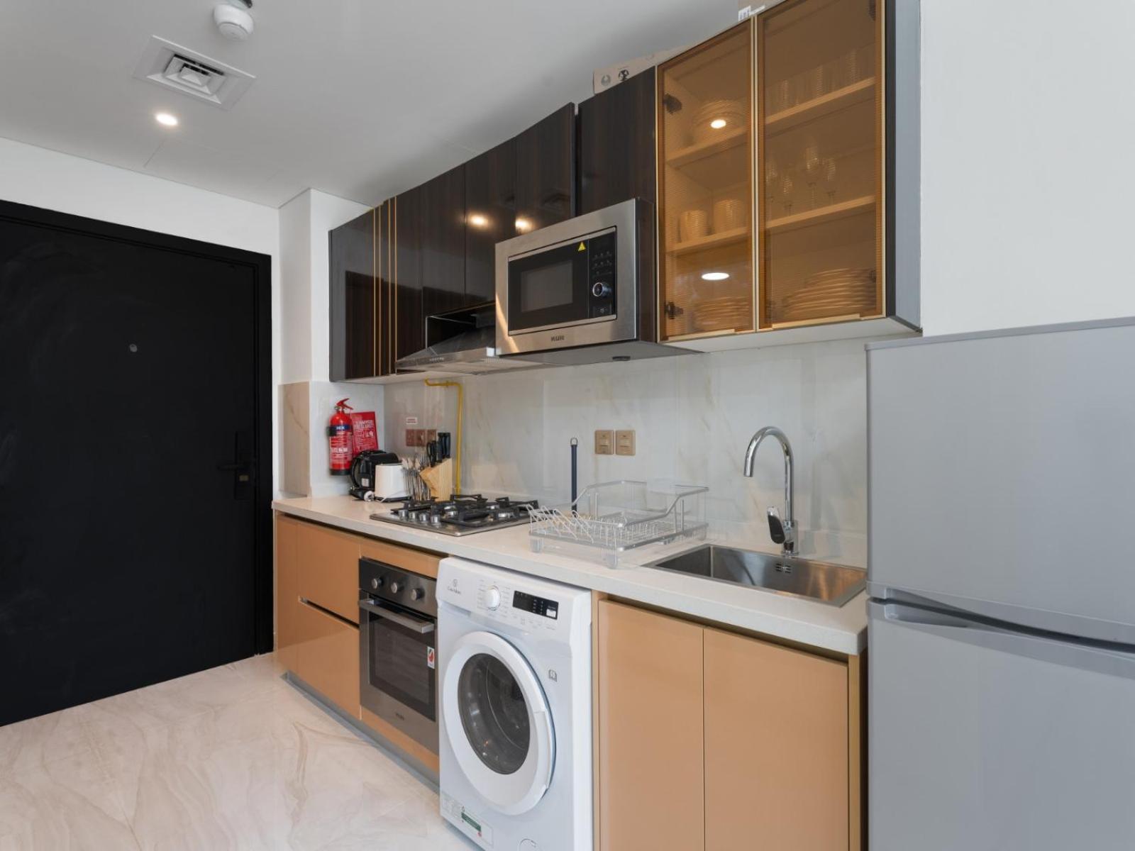 Timeless Glam Escape In Gemz-18 Apartment Dubai