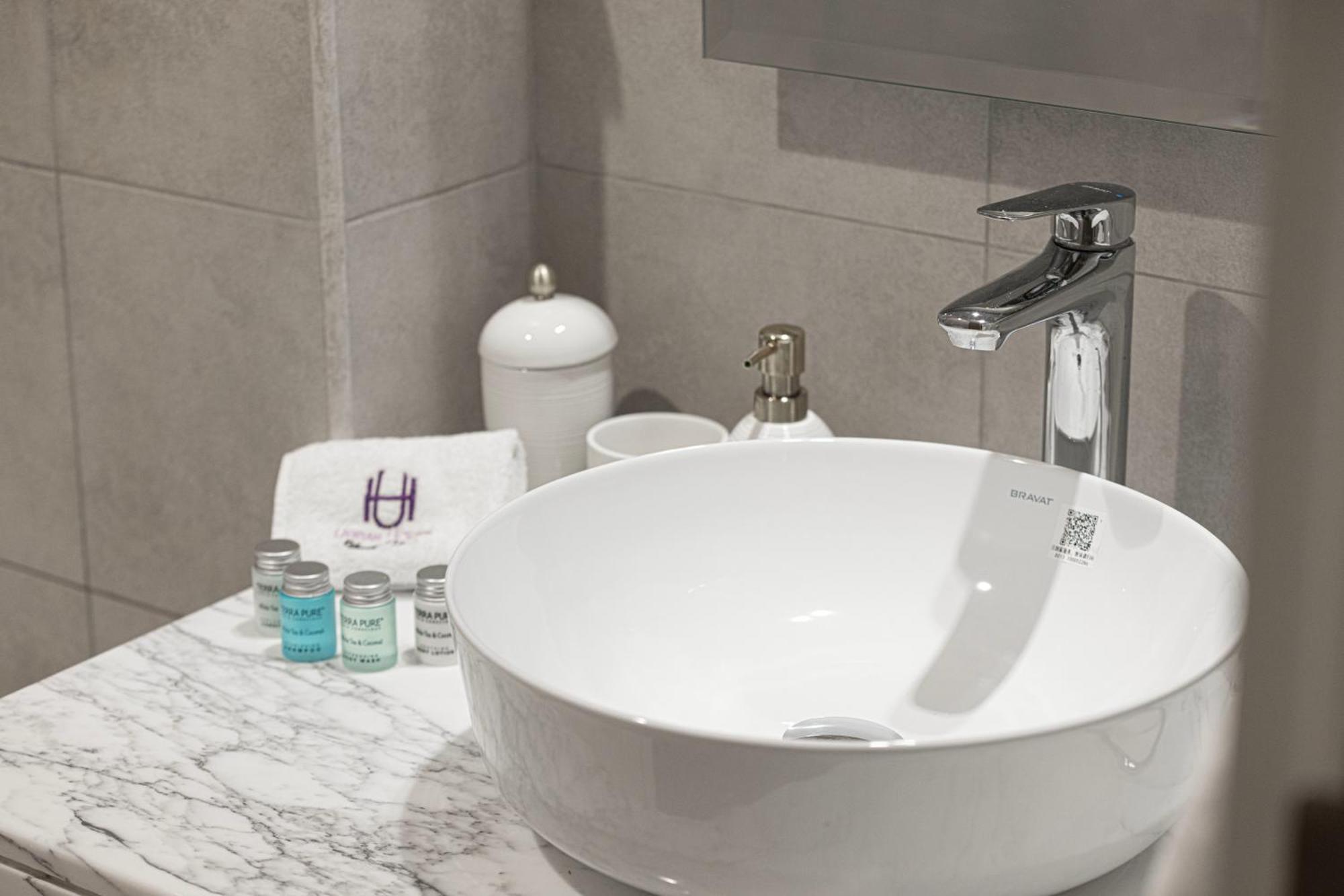 Urbanhomes - Luxury And Cozy 3bdr In Business Bay Canal View Apartment Dubai