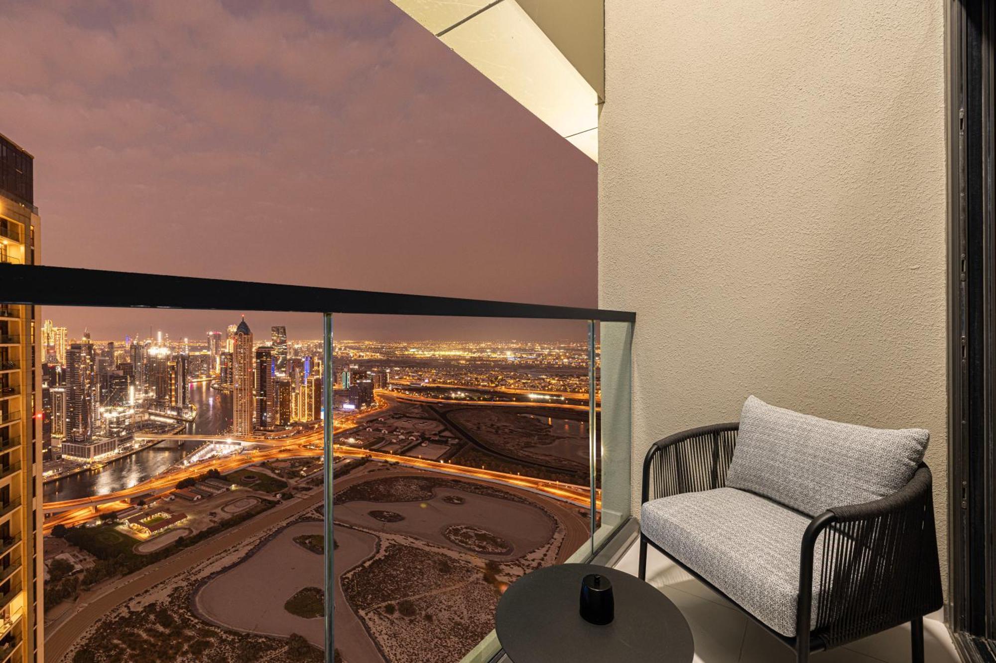 Urbanhomes - Luxury And Cozy 3bdr In Business Bay Canal View Dubai