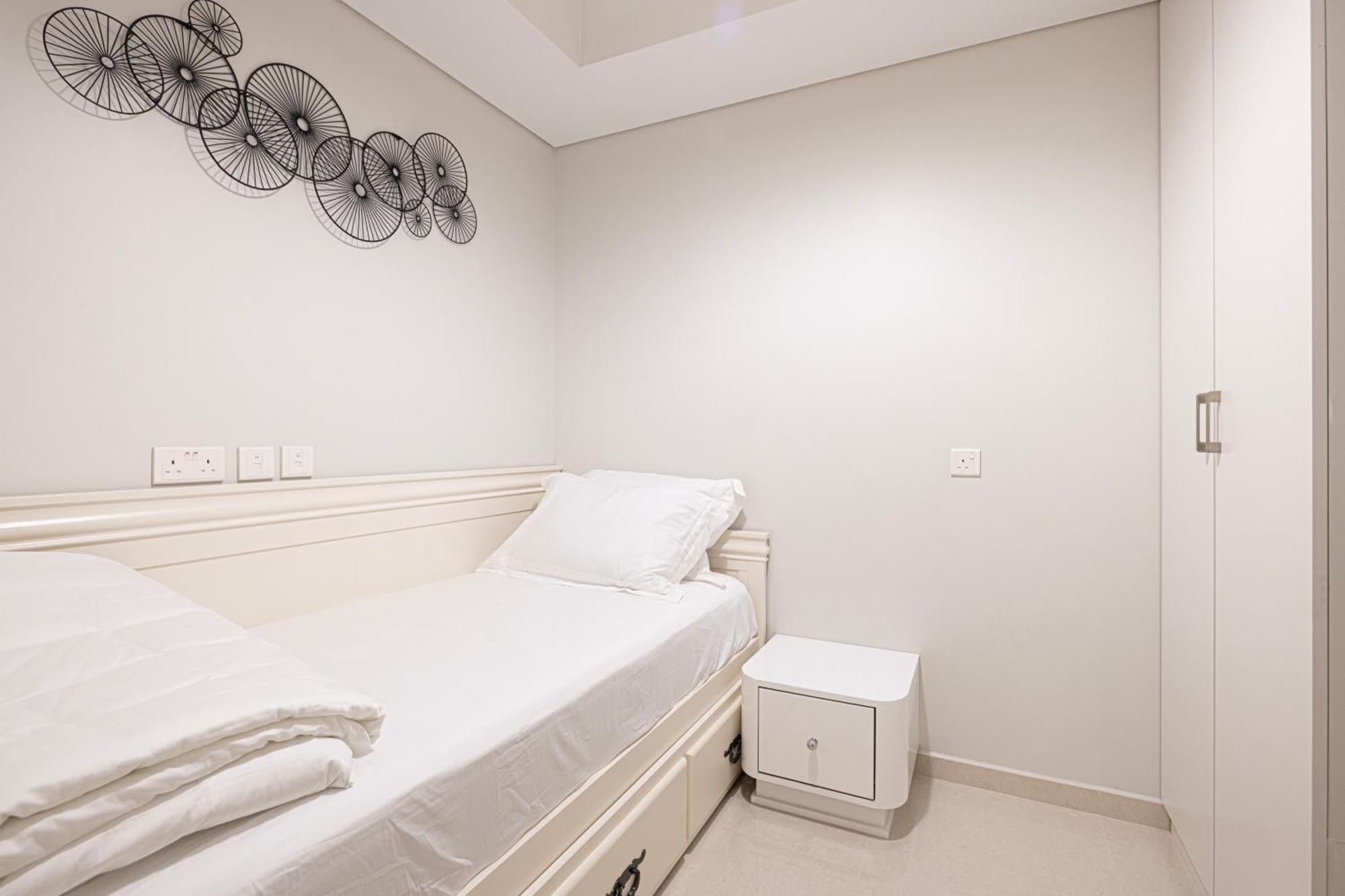 Urbanhomes - Luxury And Cozy 3bdr In Business Bay Canal View Dubai