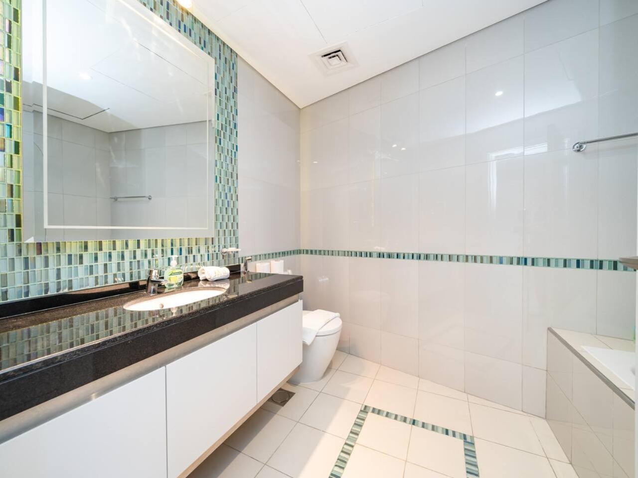 Luxury Damac 2-bed With Stunning Marina Views Apartment *