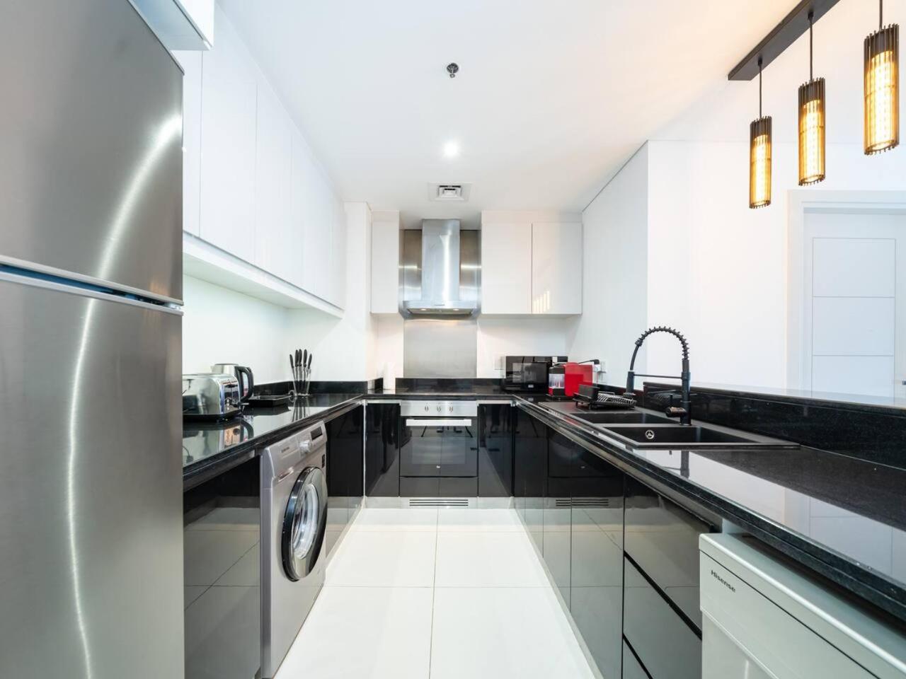 Luxury Damac 2-bed With Stunning Marina Views Apartment *