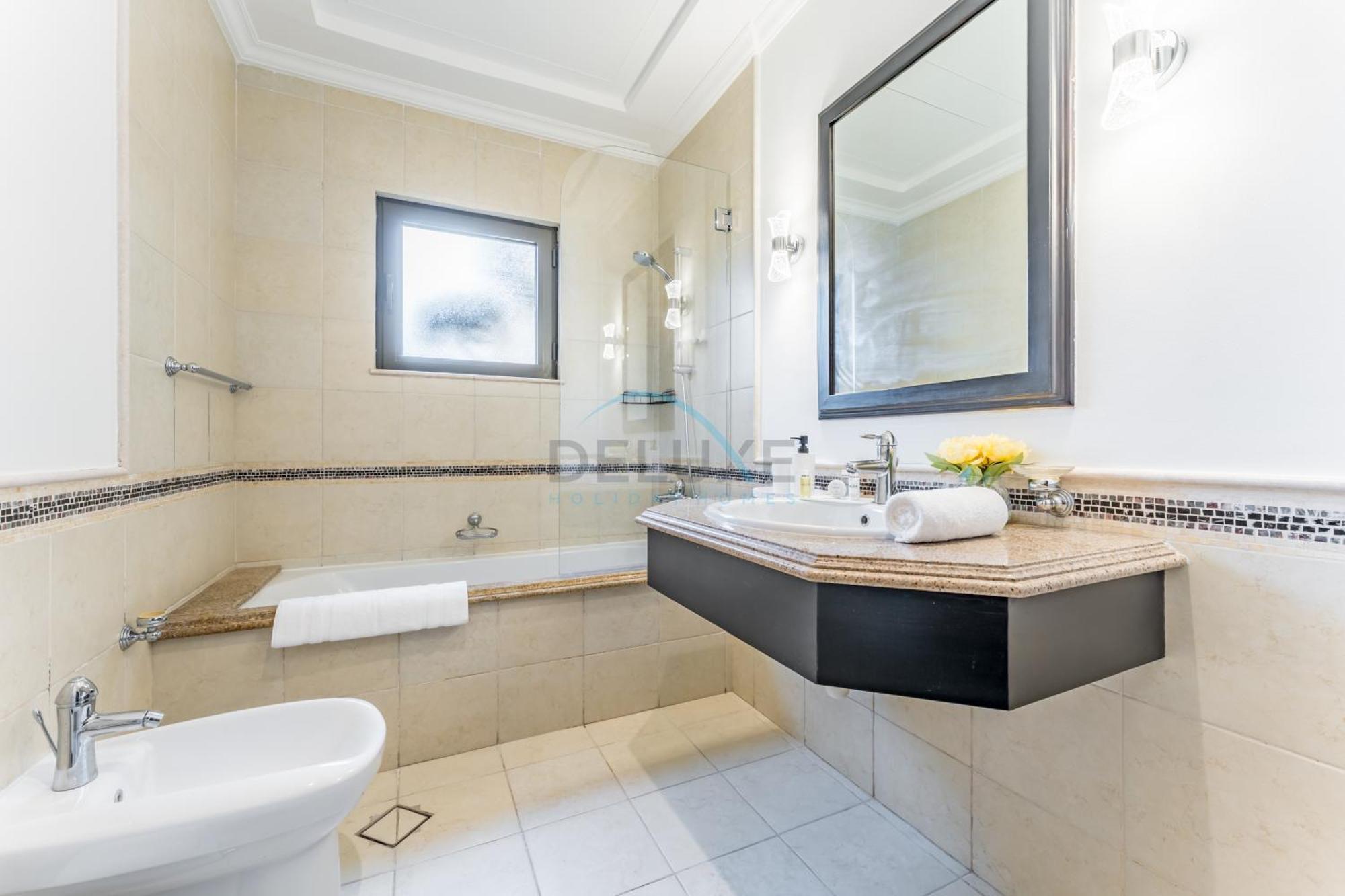 Close To The 4br And Assistant's With Bbq Facility, Canal Cove, Palm Jumeirah By Deluxe Homes Villa *