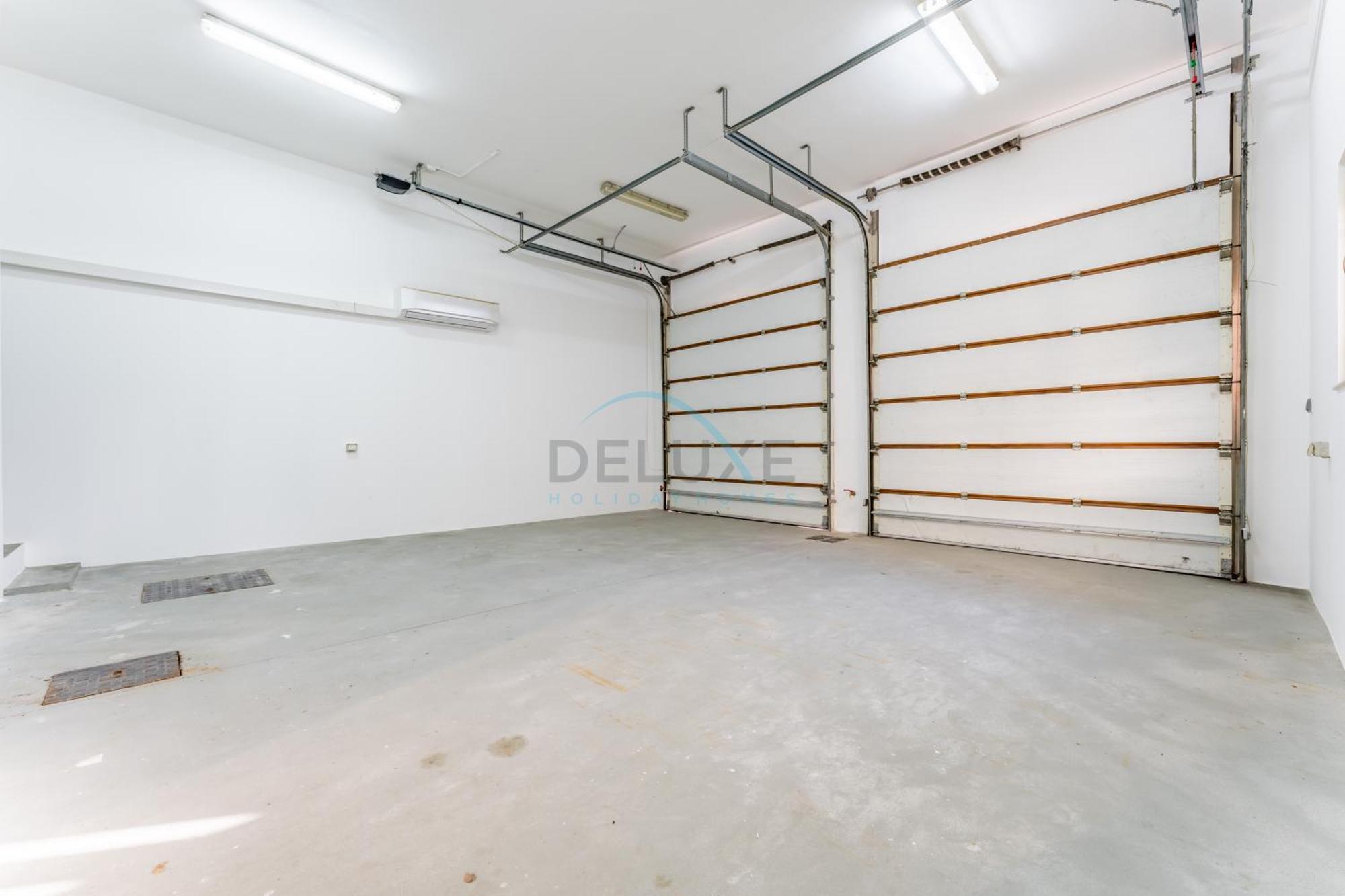 Close To The 4br And Assistant's With Bbq Facility, Canal Cove, Palm Jumeirah By Deluxe Homes