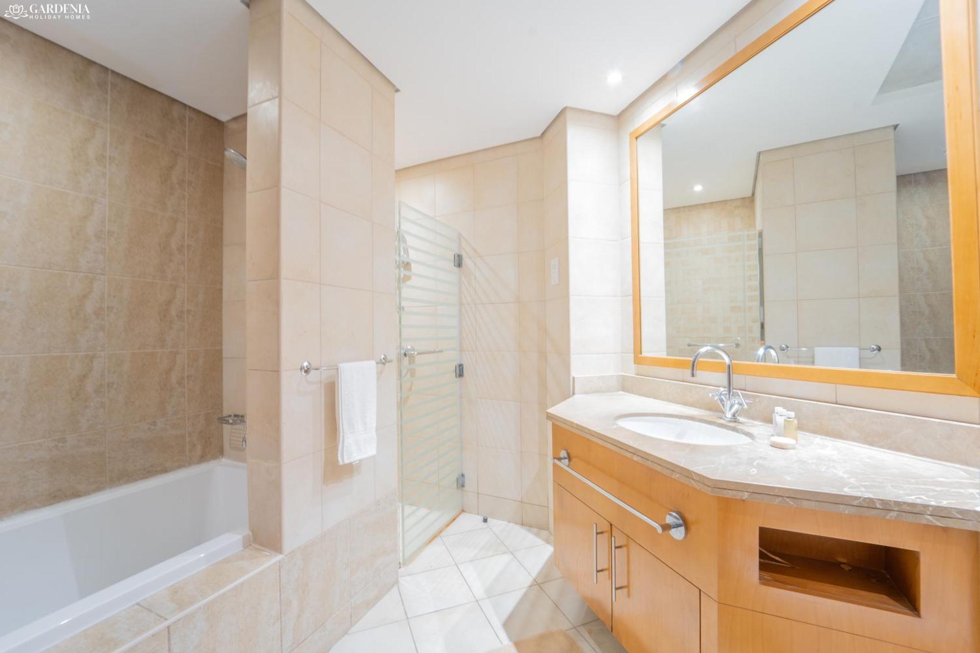 Gardenia Al Fattan Marine Suites: Beachfront Luxury With Sea Views Apartment *
