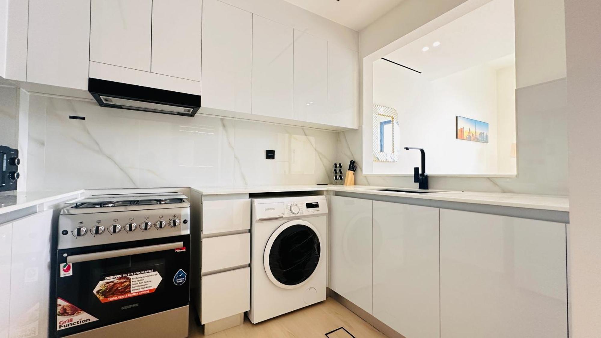 Homestay Oyo 1289 Premium 1bed At Jvc *