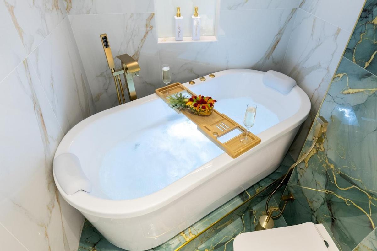 Apartment First Class Chic Modern Urban Escape Dubai
