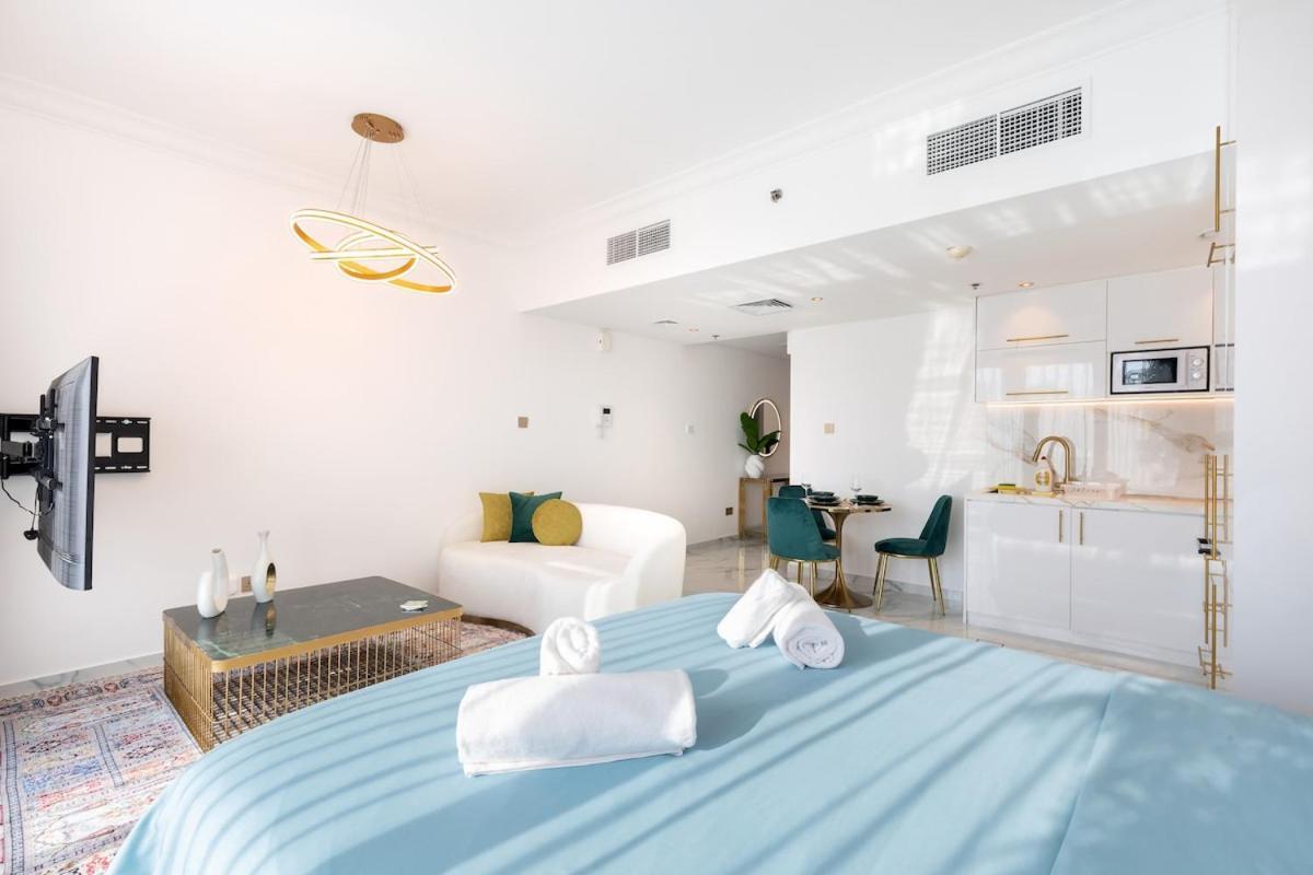 First Class Chic Modern Urban Escape *