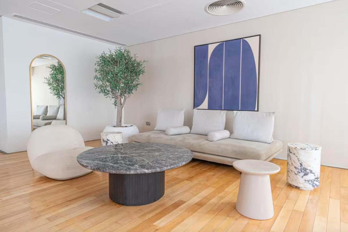 First Class Chic Modern Urban Escape Apartment