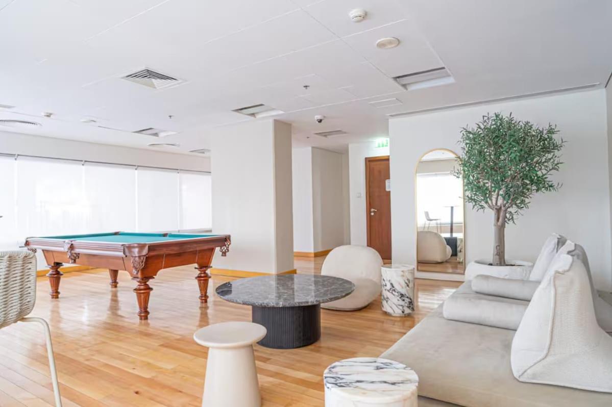 First Class Chic Modern Urban Escape Apartment Dubai