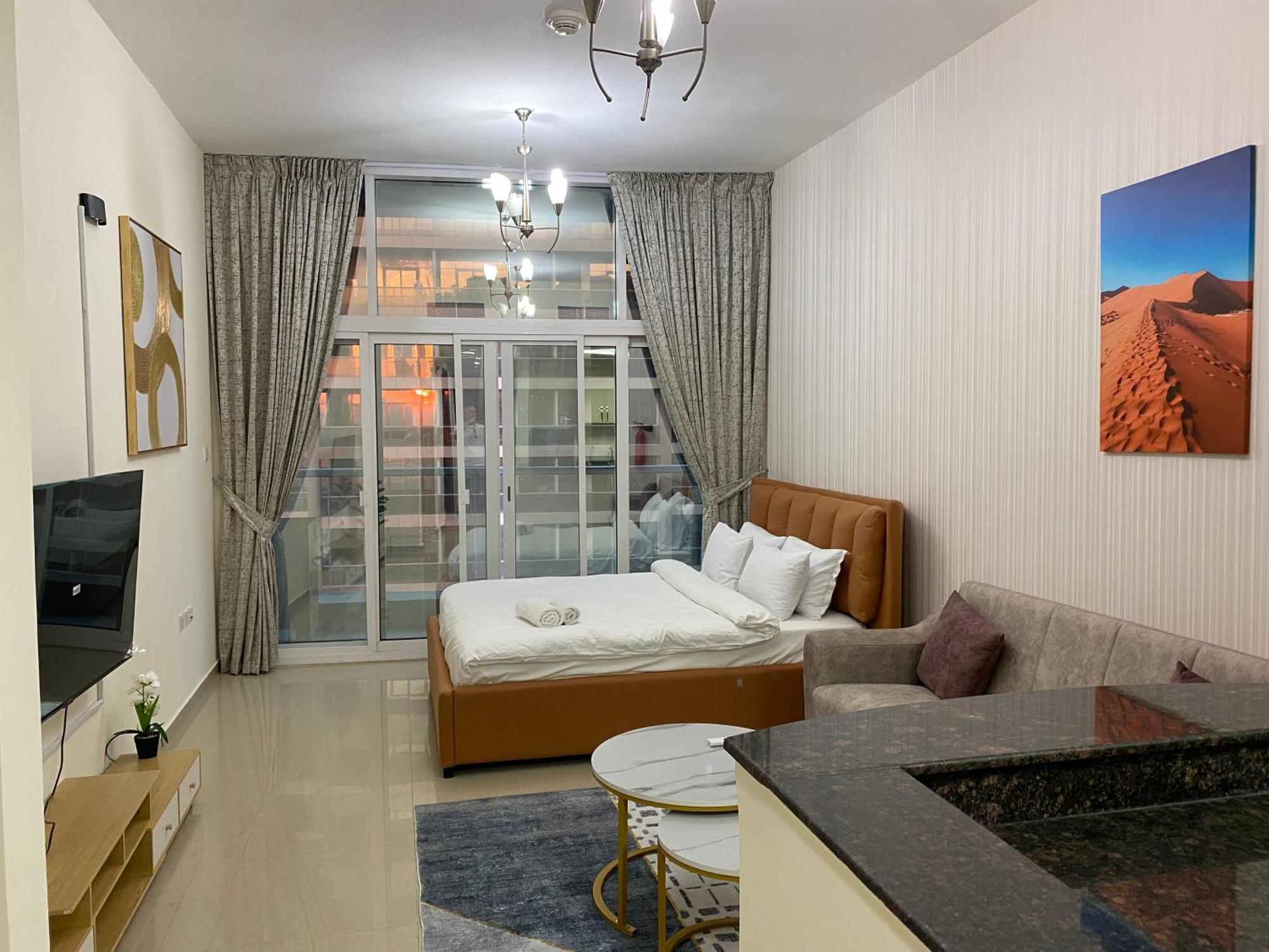 Phineek Exquisite Luxury Uniestate Sports Apartment Dubai