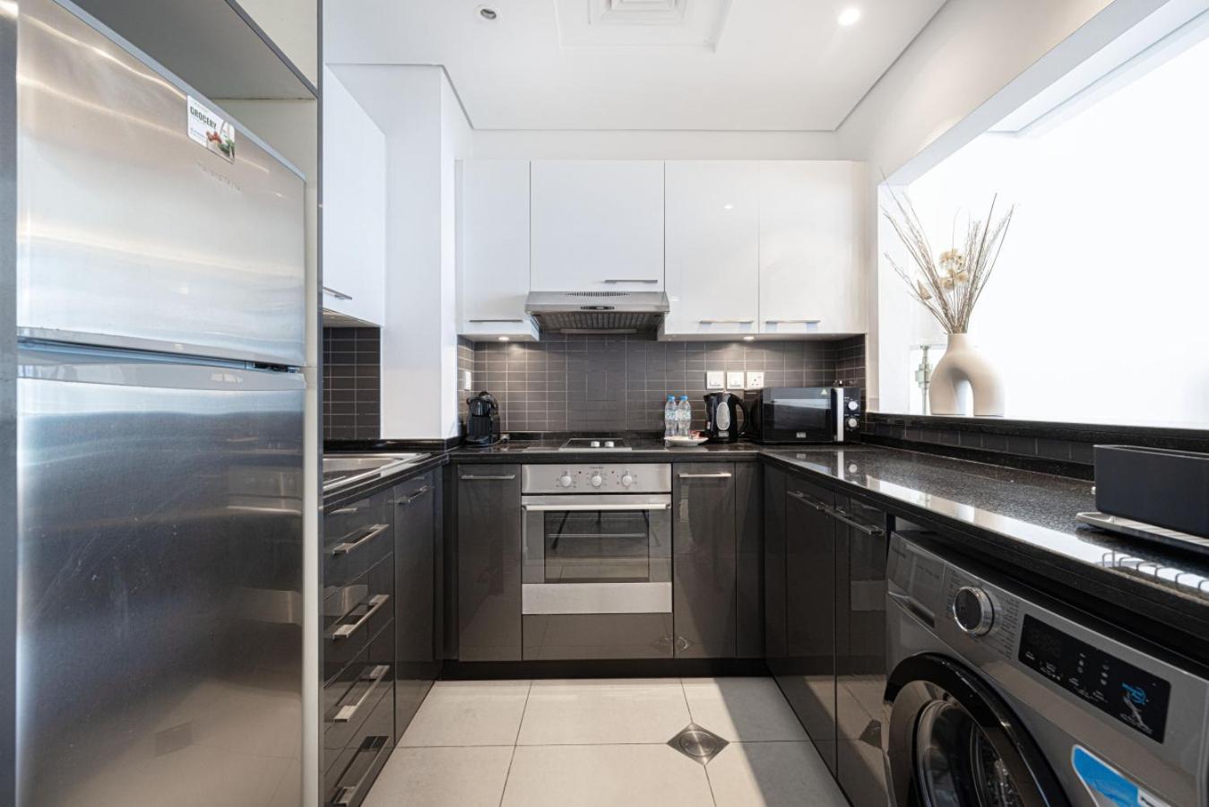 Waterfront Studio, Perfectly Located In Marina Apartment *