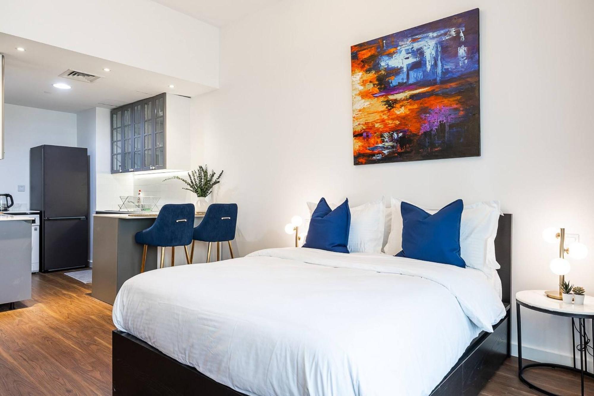 Apartment Spacious Luxe Near Metro *