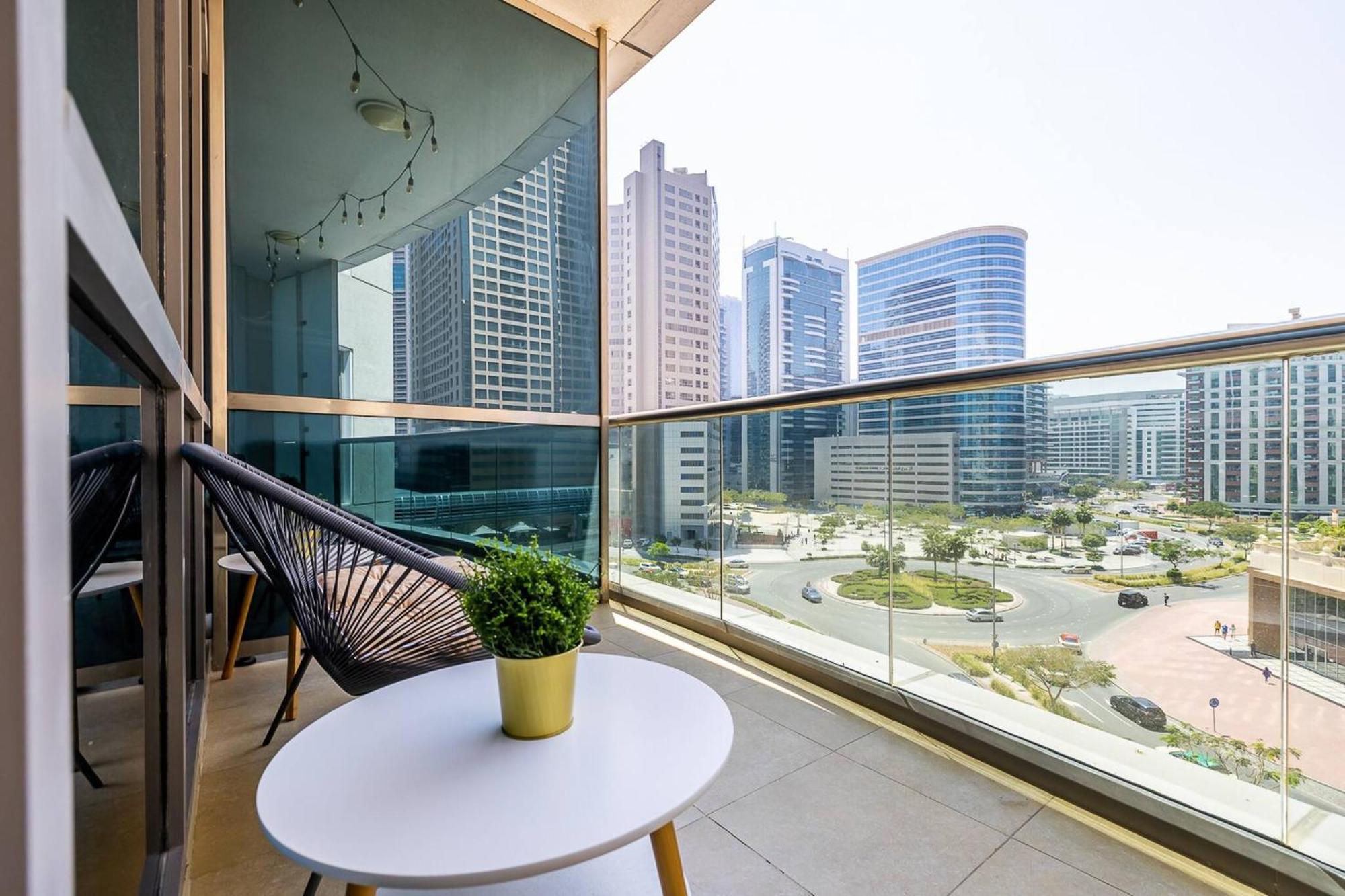 Spacious Luxe Near Metro Apartment Dubai