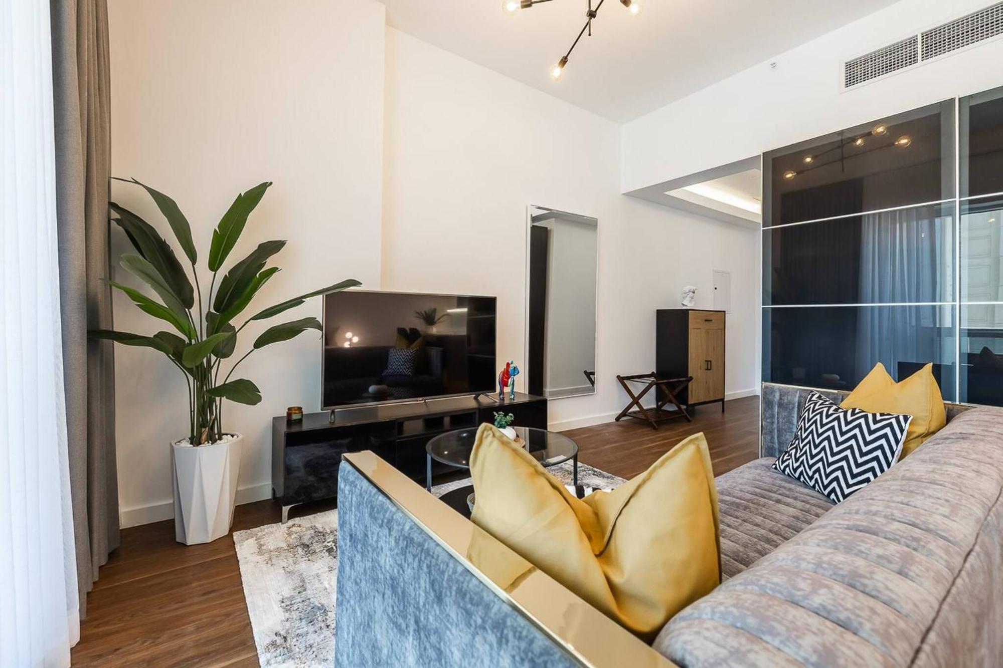 Apartment Spacious Luxe Near Metro Dubai