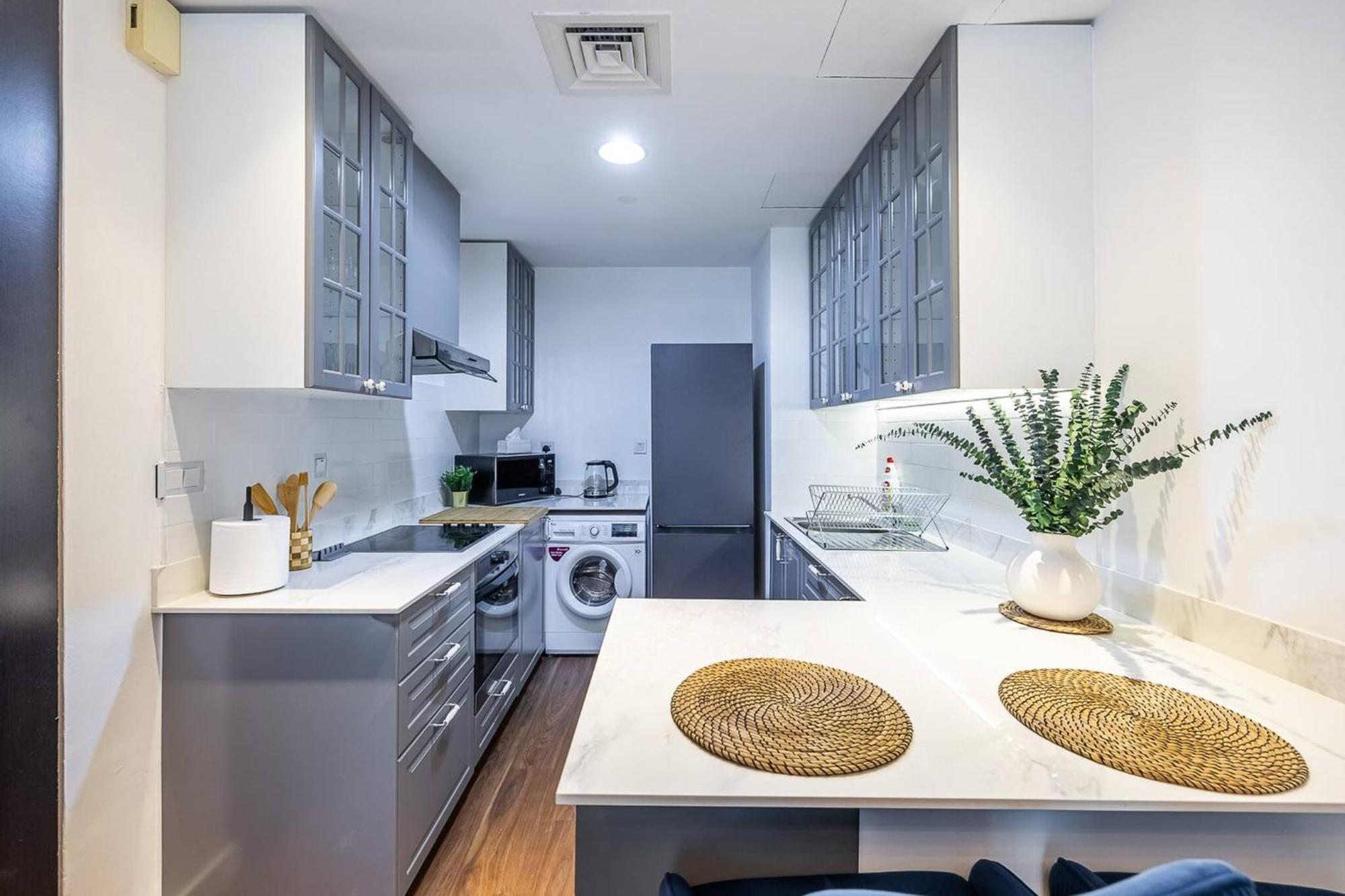 Spacious Luxe Near Metro Apartment *