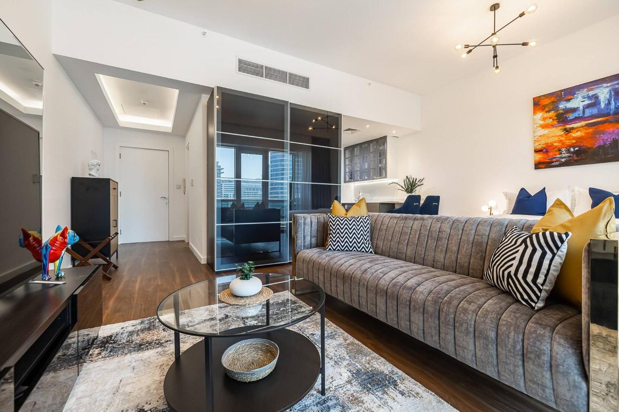 Spacious Luxe Near Metro Apartment *