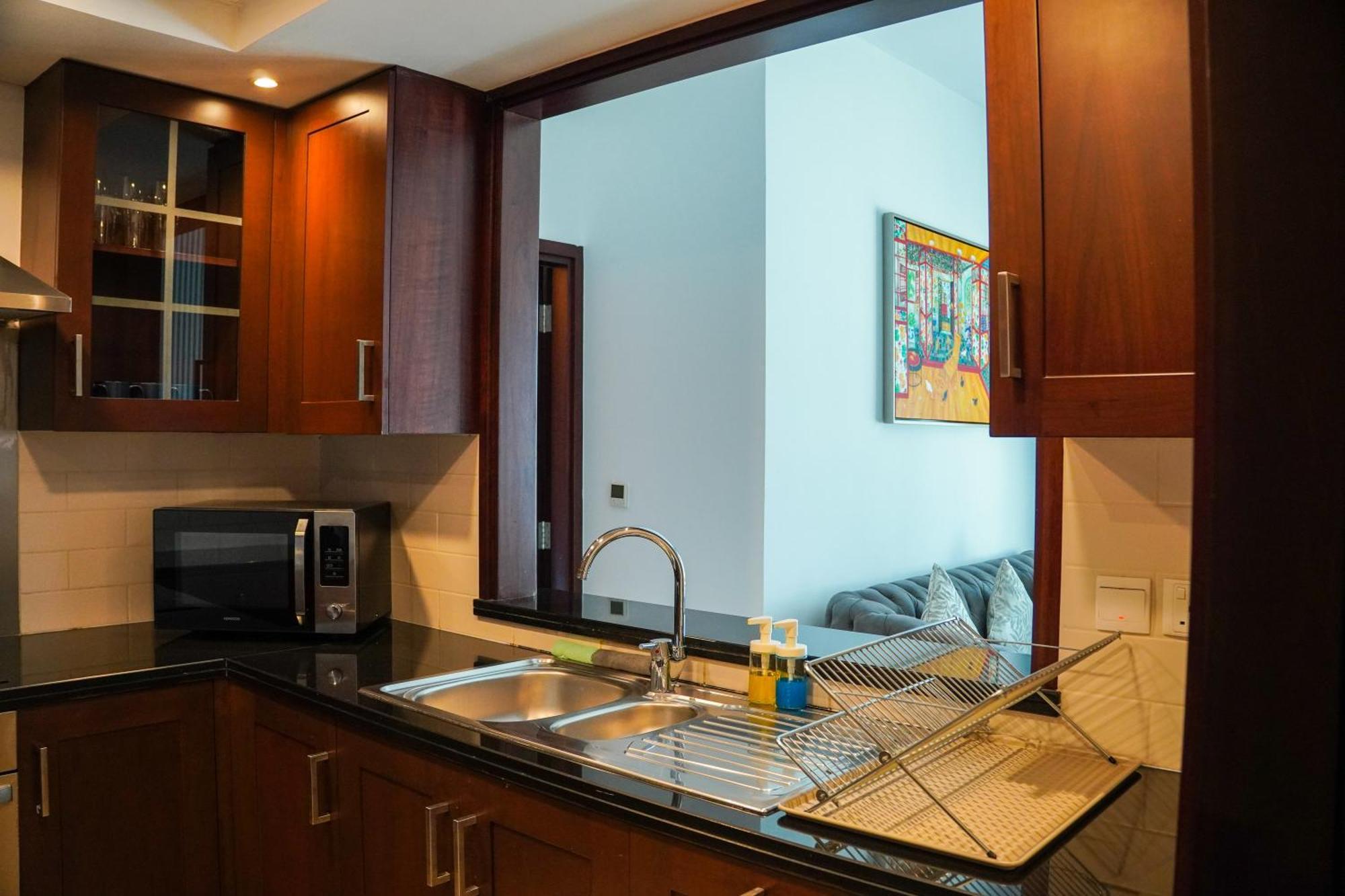 Vserve - 1 Bedroom Spacious Majestic Burj Khalifa View Apartment Dubai