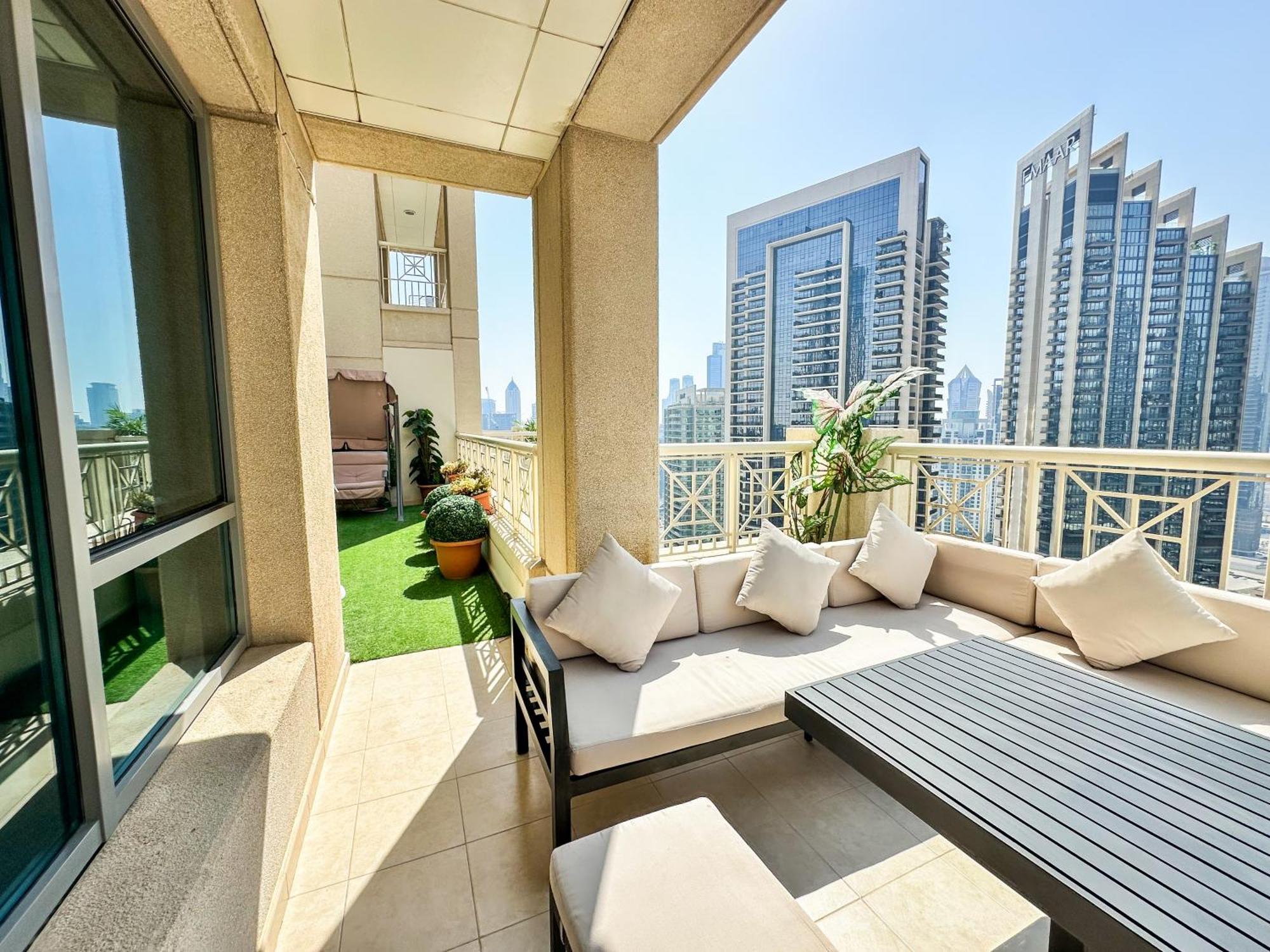 Vserve - 1 Bedroom Spacious Majestic Burj Khalifa View Apartment