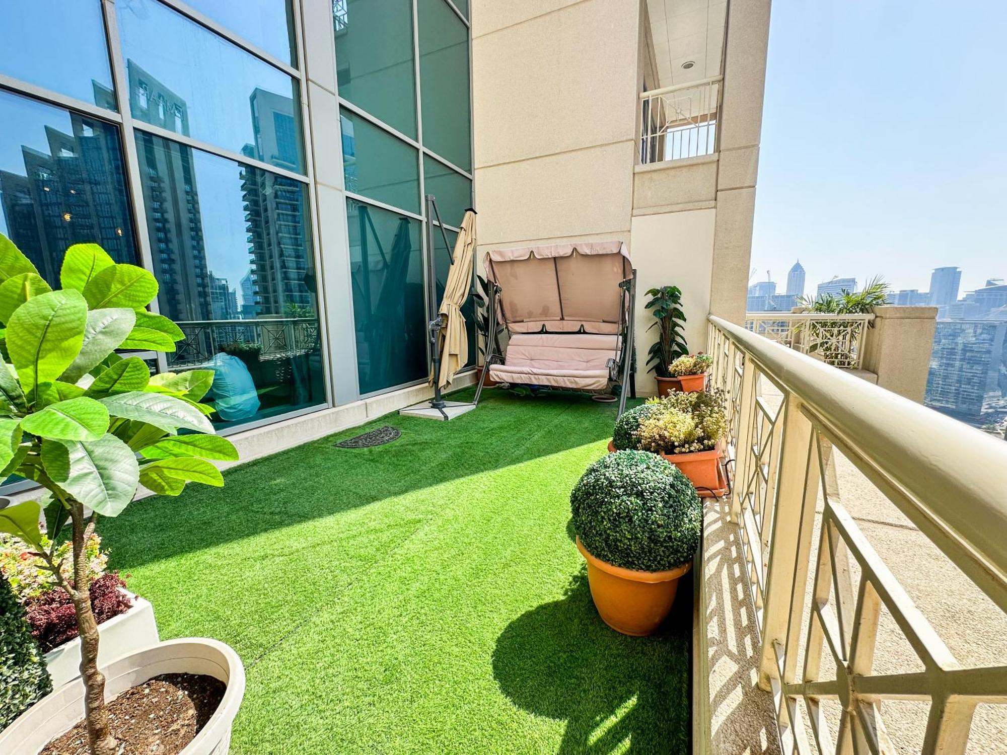 Vserve - 1 Bedroom Spacious Majestic Burj Khalifa View Apartment Dubai