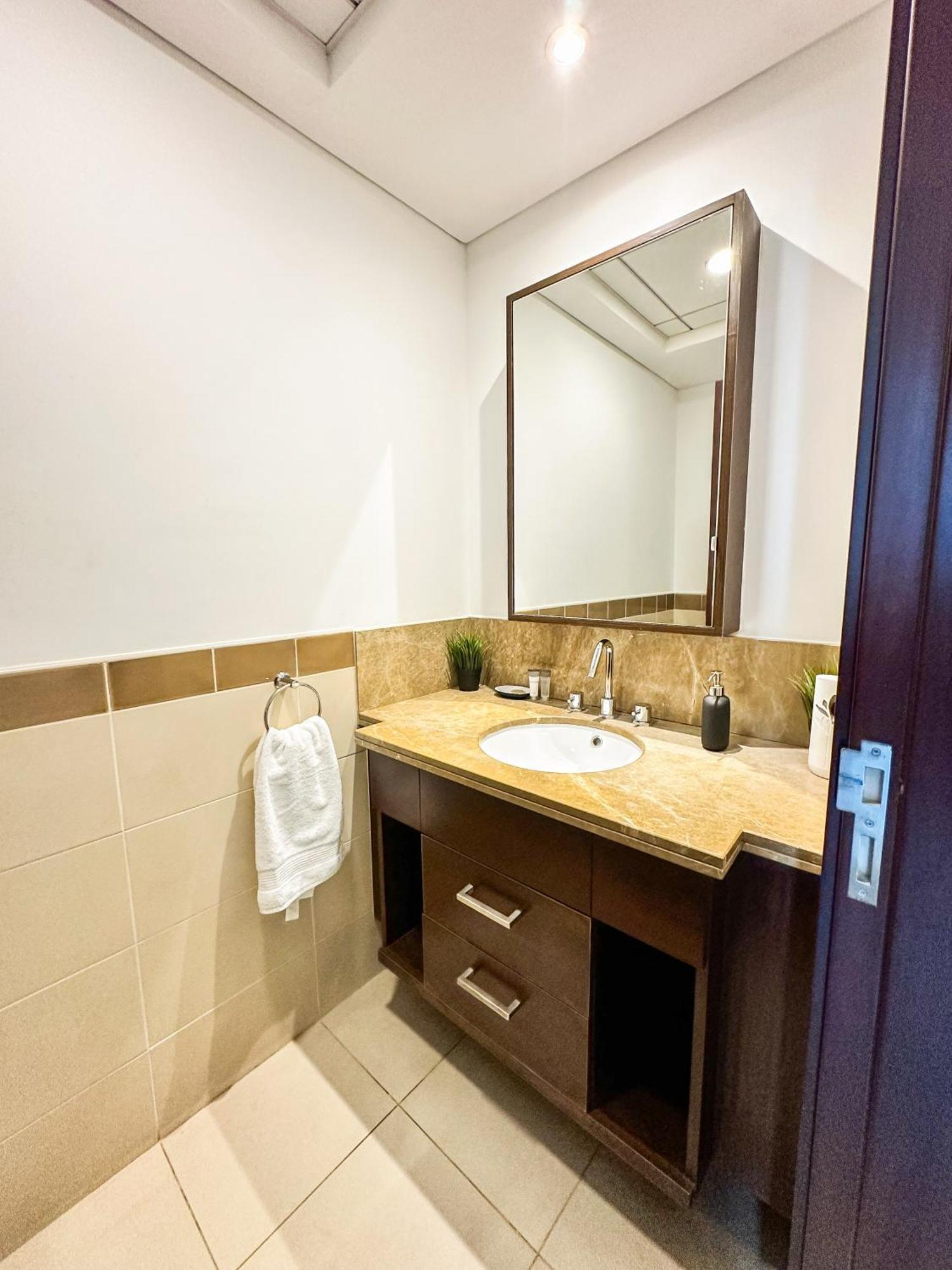 Vserve - 1 Bedroom Spacious Majestic Burj Khalifa View Apartment