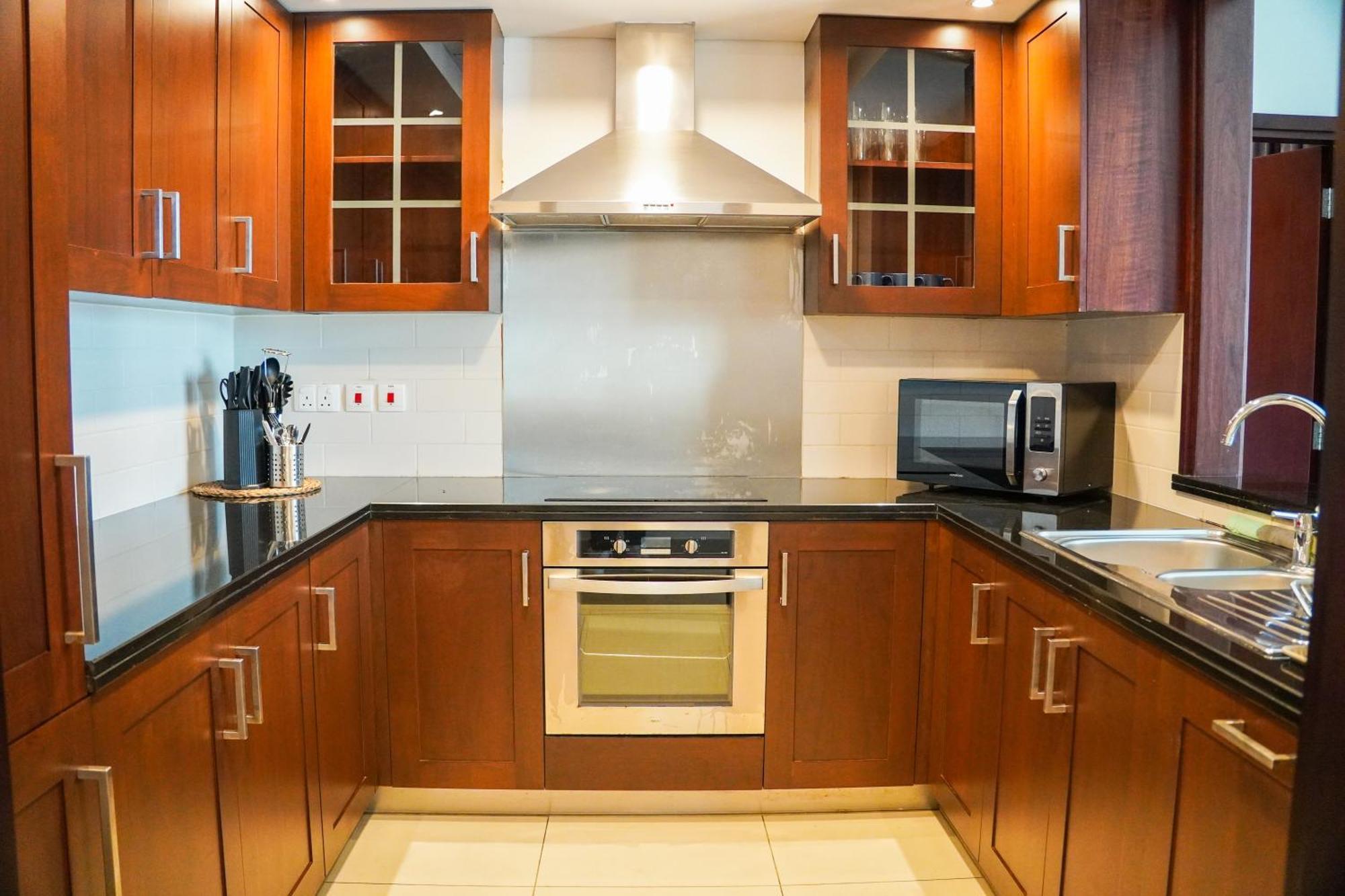 Vserve - 1 Bedroom Spacious Majestic Burj Khalifa View Apartment Dubai