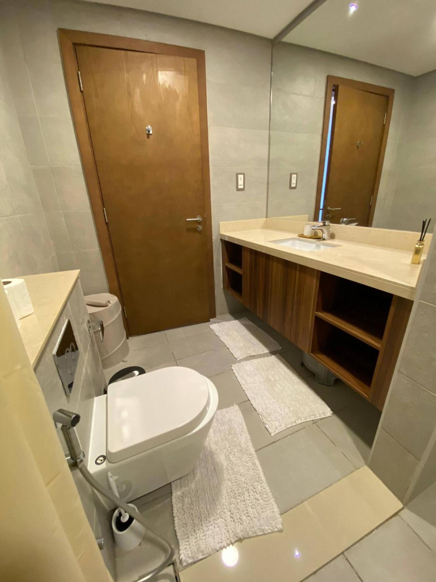 Apartment Spacious In Palm Jumeriah With Access To Private