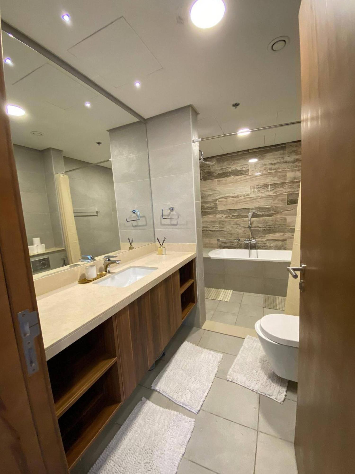 Spacious In Palm Jumeriah With Access To Private Apartment *