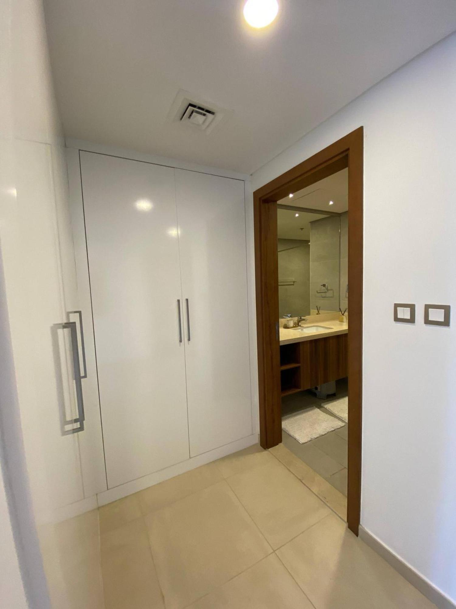 Spacious In Palm Jumeriah With Access To Private Apartment Dubai
