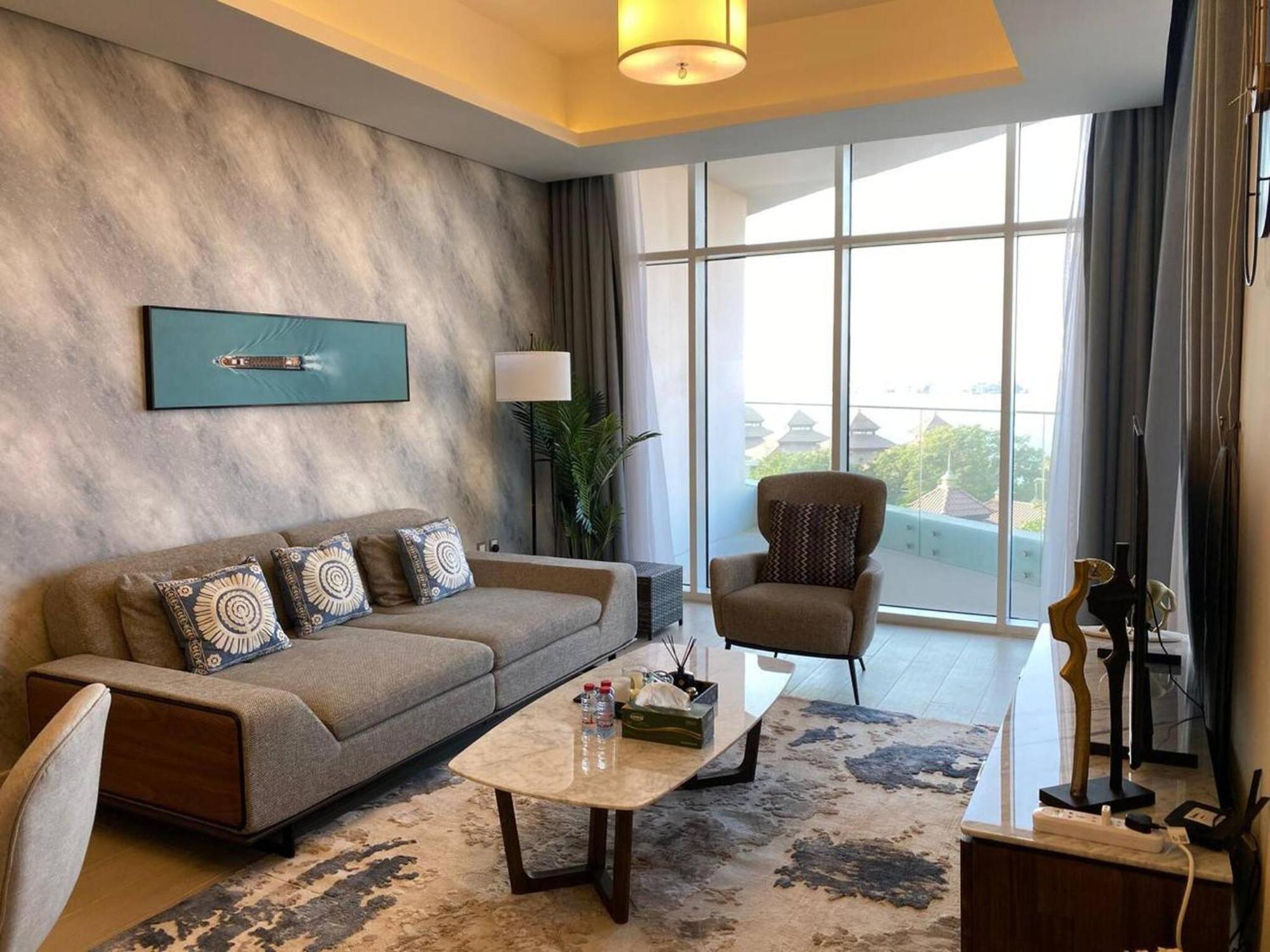 Spacious In Palm Jumeriah With Access To Private *