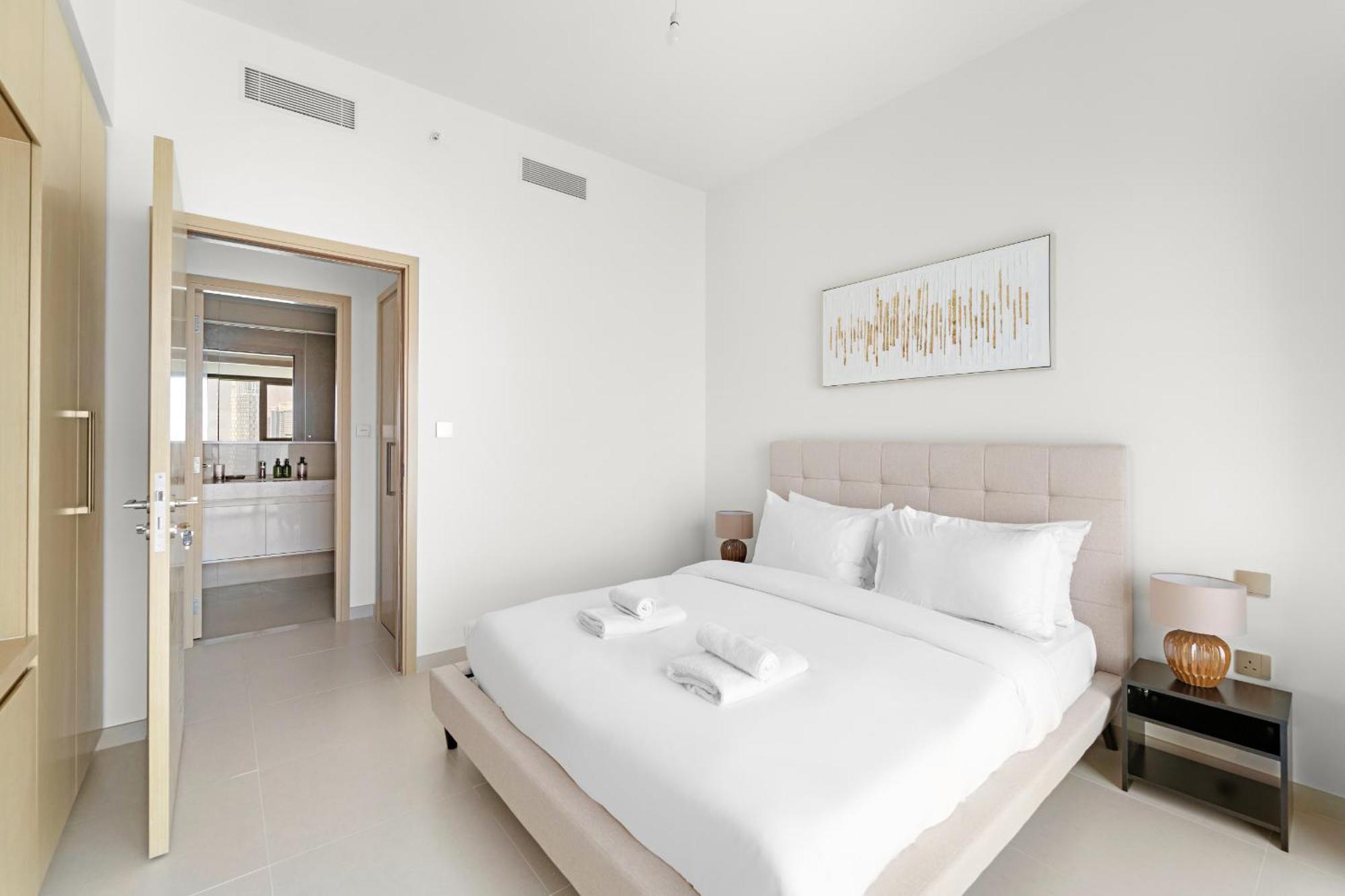 Vayk - Elegant 1 Bd In Prime Downtown Location *