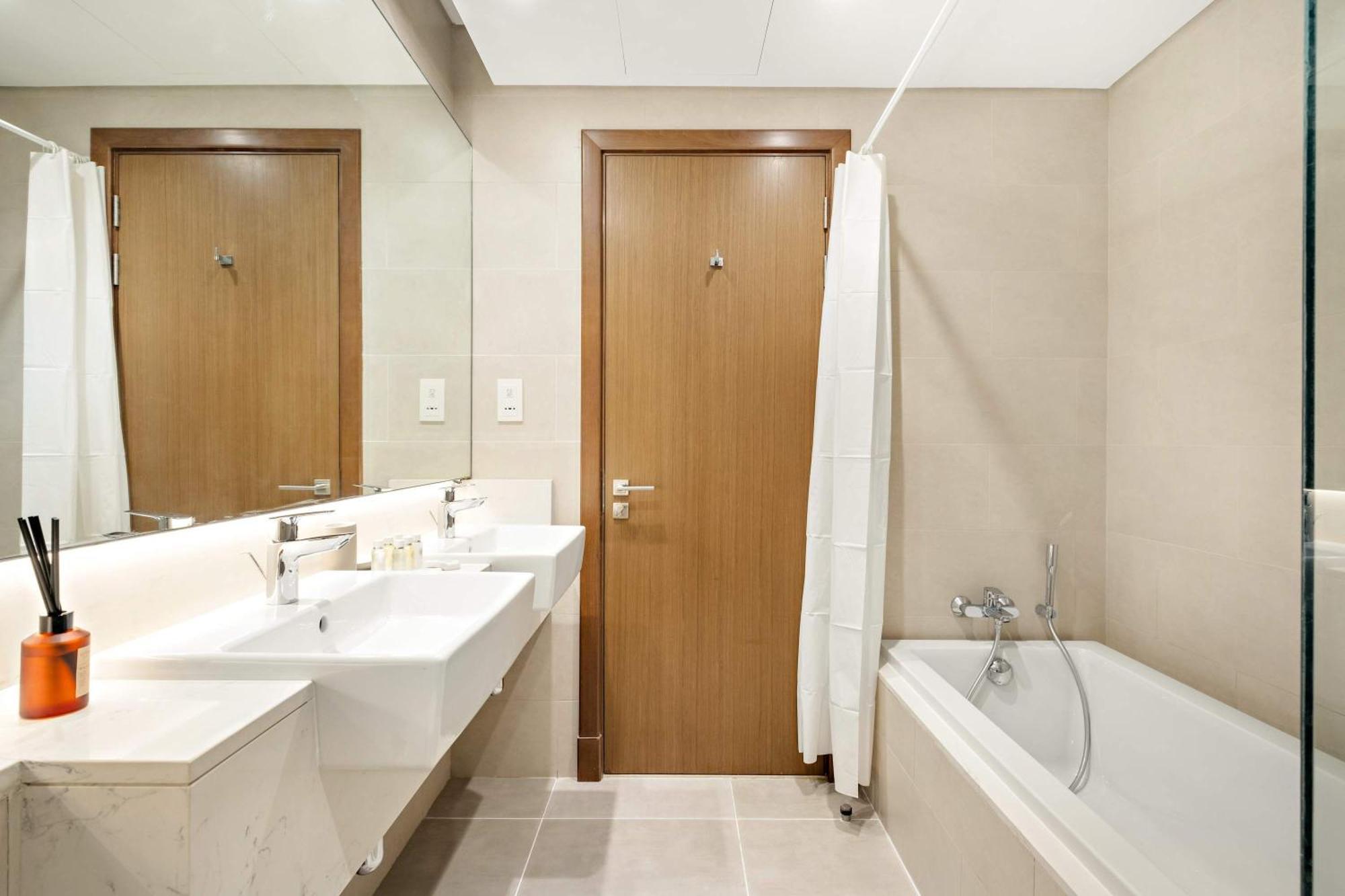 Silkhaus Canalside 2br With Maid In Canal Front Dubai