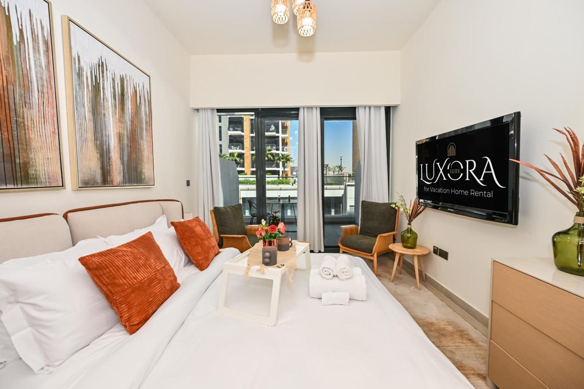 Discover A Cozy Luxury With A Refreshing Pool, Just A 10-minute Journey From The City's Heart Apartment *