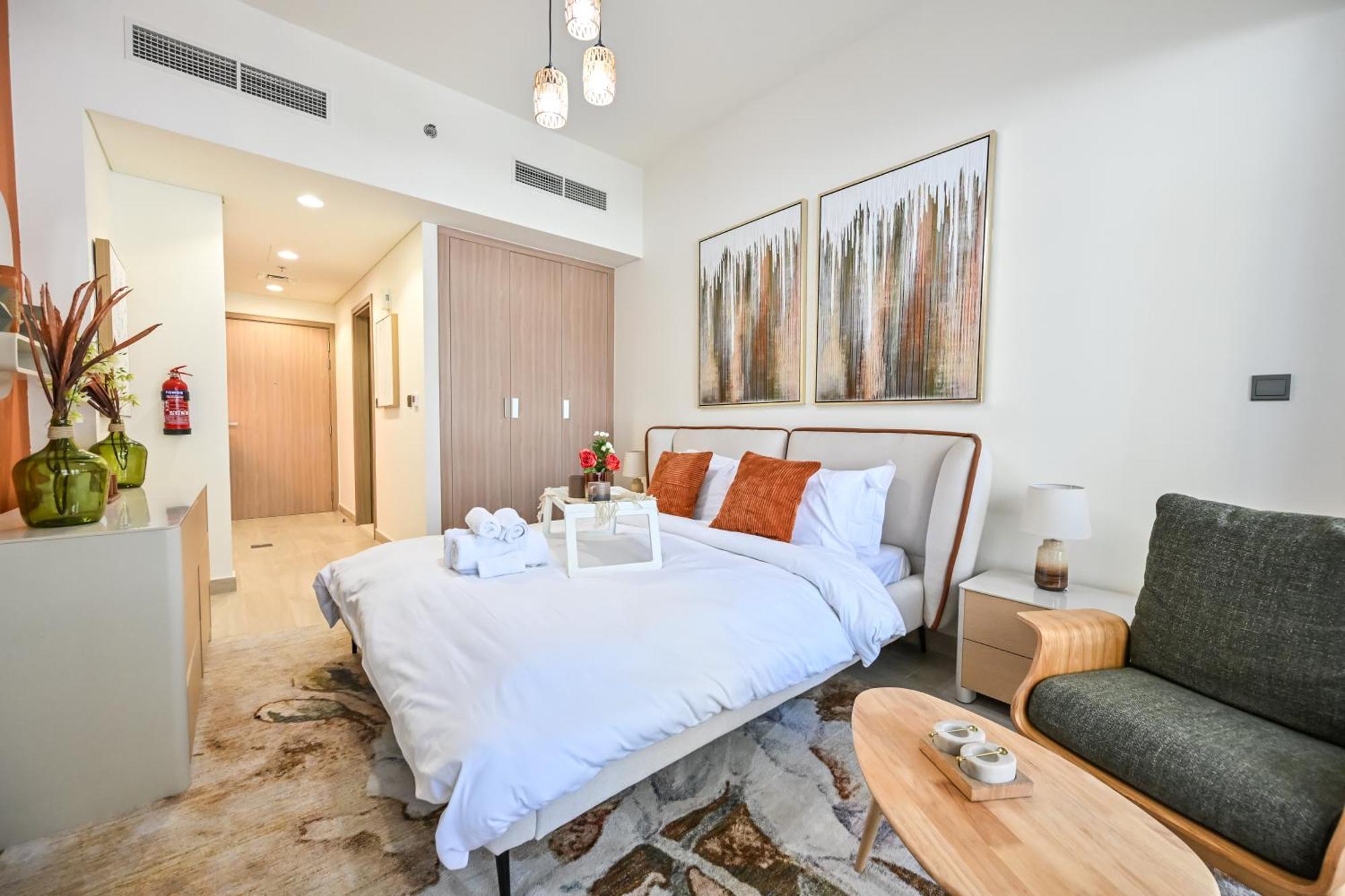 Discover A Cozy Luxury With A Refreshing Pool, Just A 10-minute Journey From The City's Heart Apartment