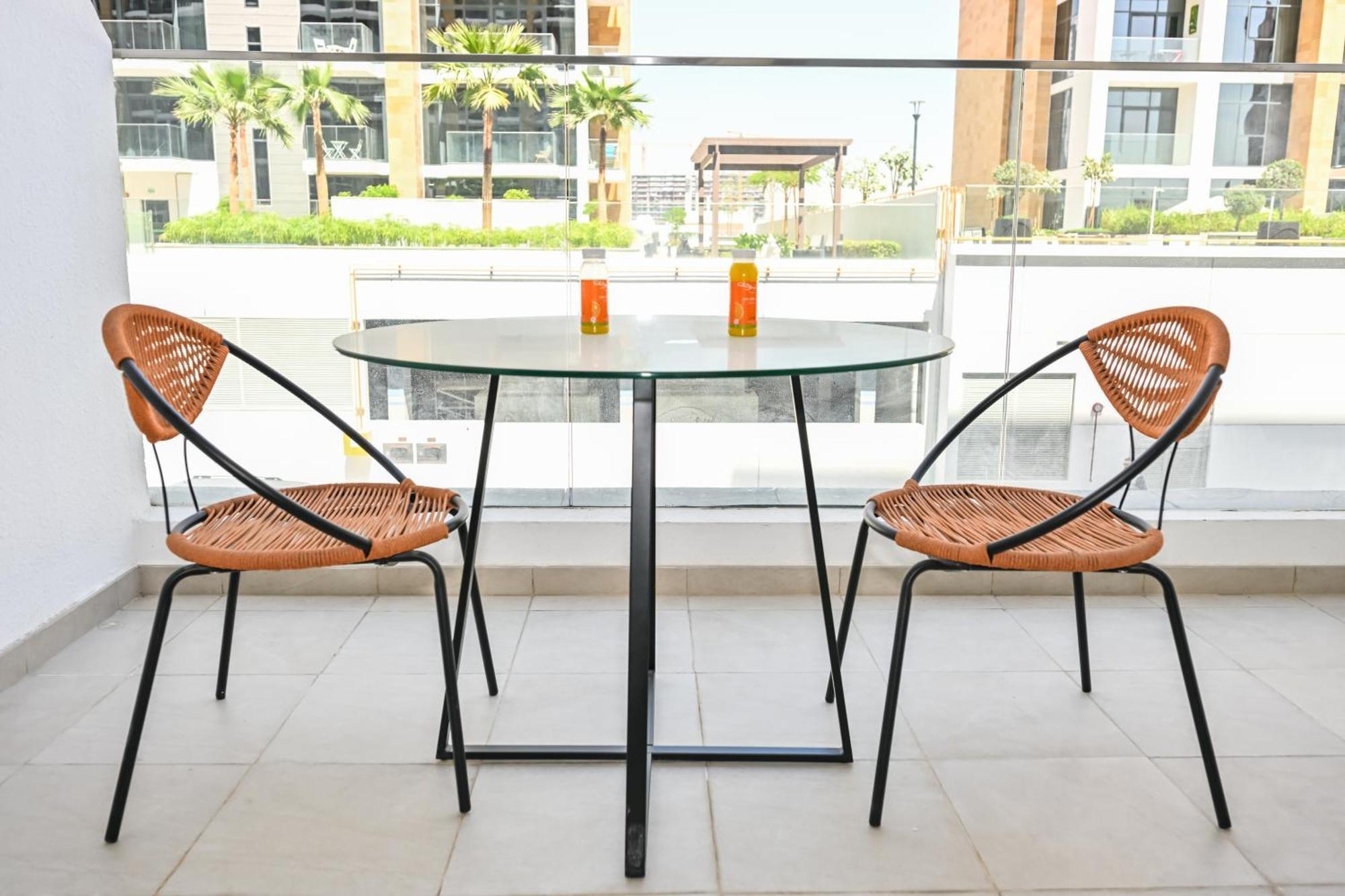 Apartment Discover A Cozy Luxury With A Refreshing Pool, Just A 10-minute Journey From The City's Heart